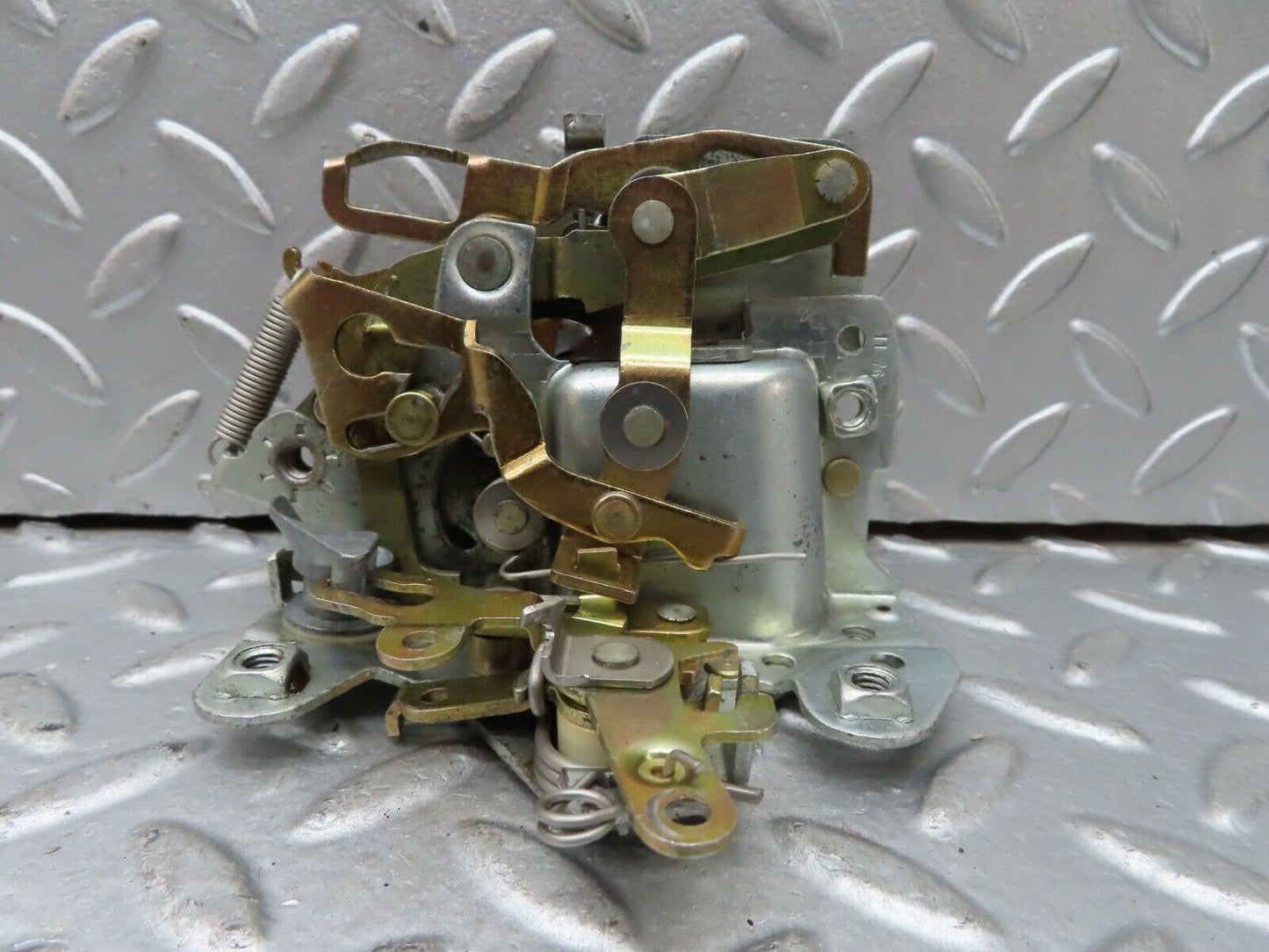 19152 Mercedes-Benz W123 300D Front Right Door Lock Mechanism