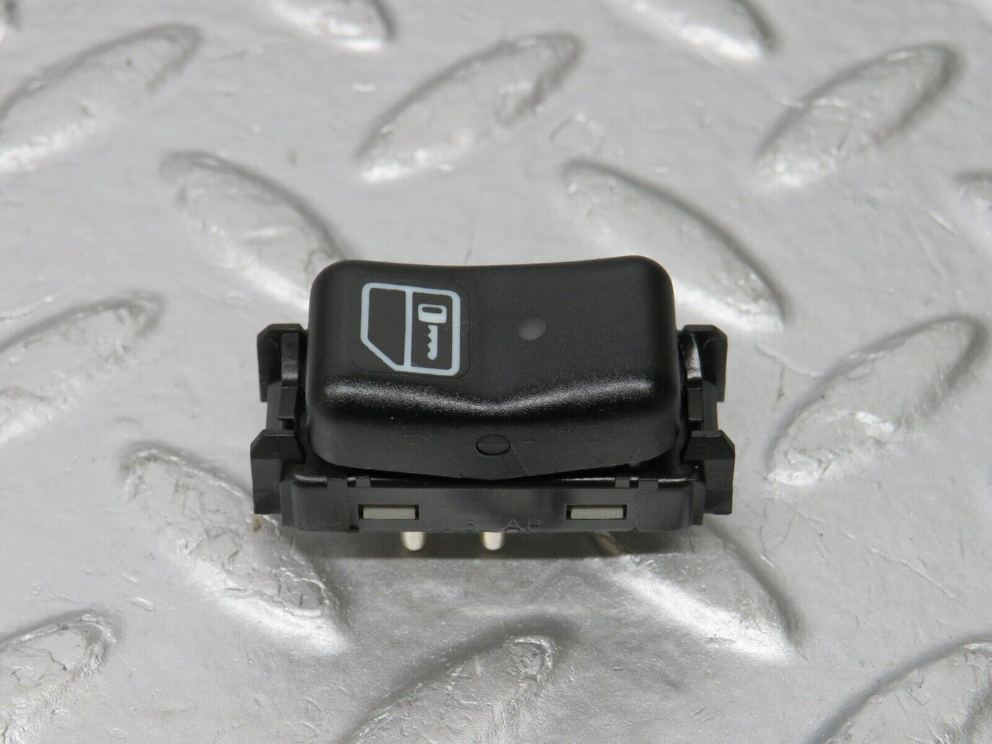 33332 Mercedes-Benz W202 C180 Central Locking Switch 2028204010
