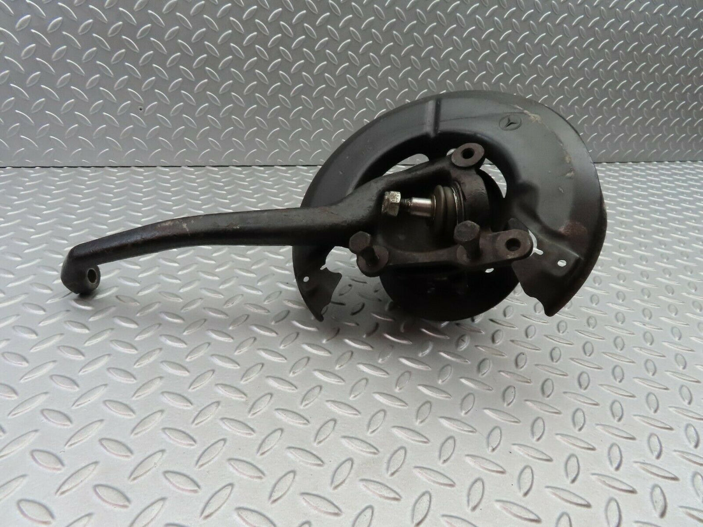 6028 Mercedes-Benz W123 200 Front Left Wheel Hub