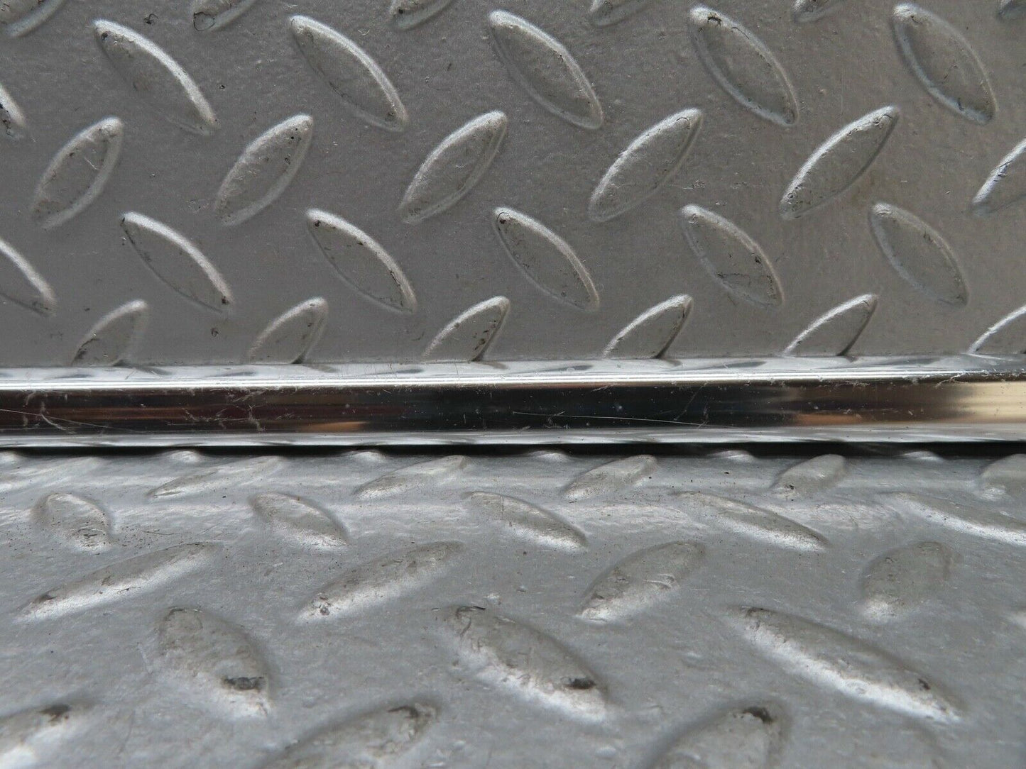 19125 Mercedes-Benz W123 300D Front Left Door Chrome Moulding Trim