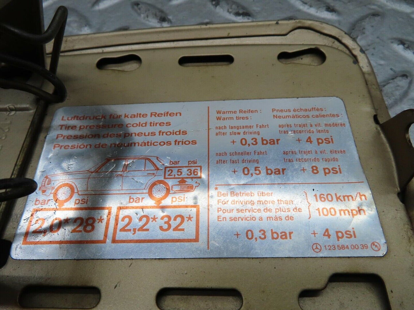 15895 Mercedes-Benz W123 280E Fuel Tank Flap Cap 1235840039
