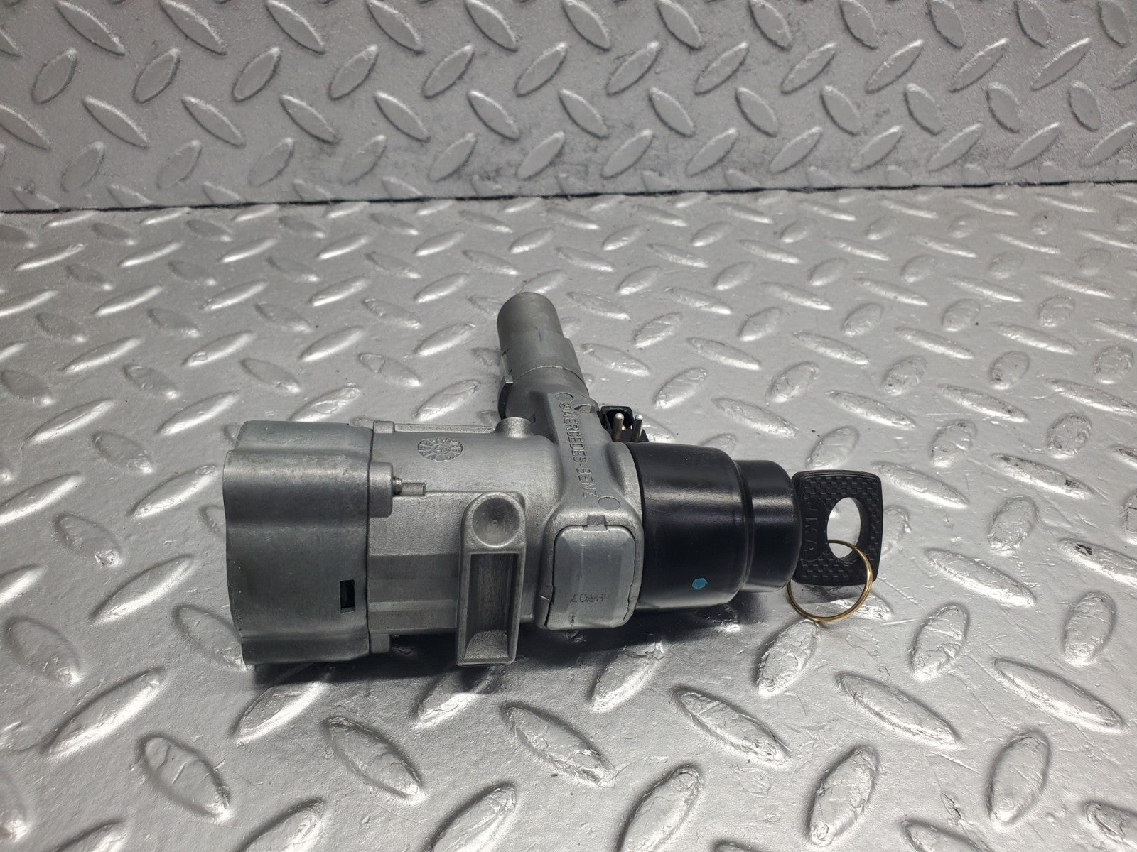 W124 Wagon steering lock ignition switch with key used OEM