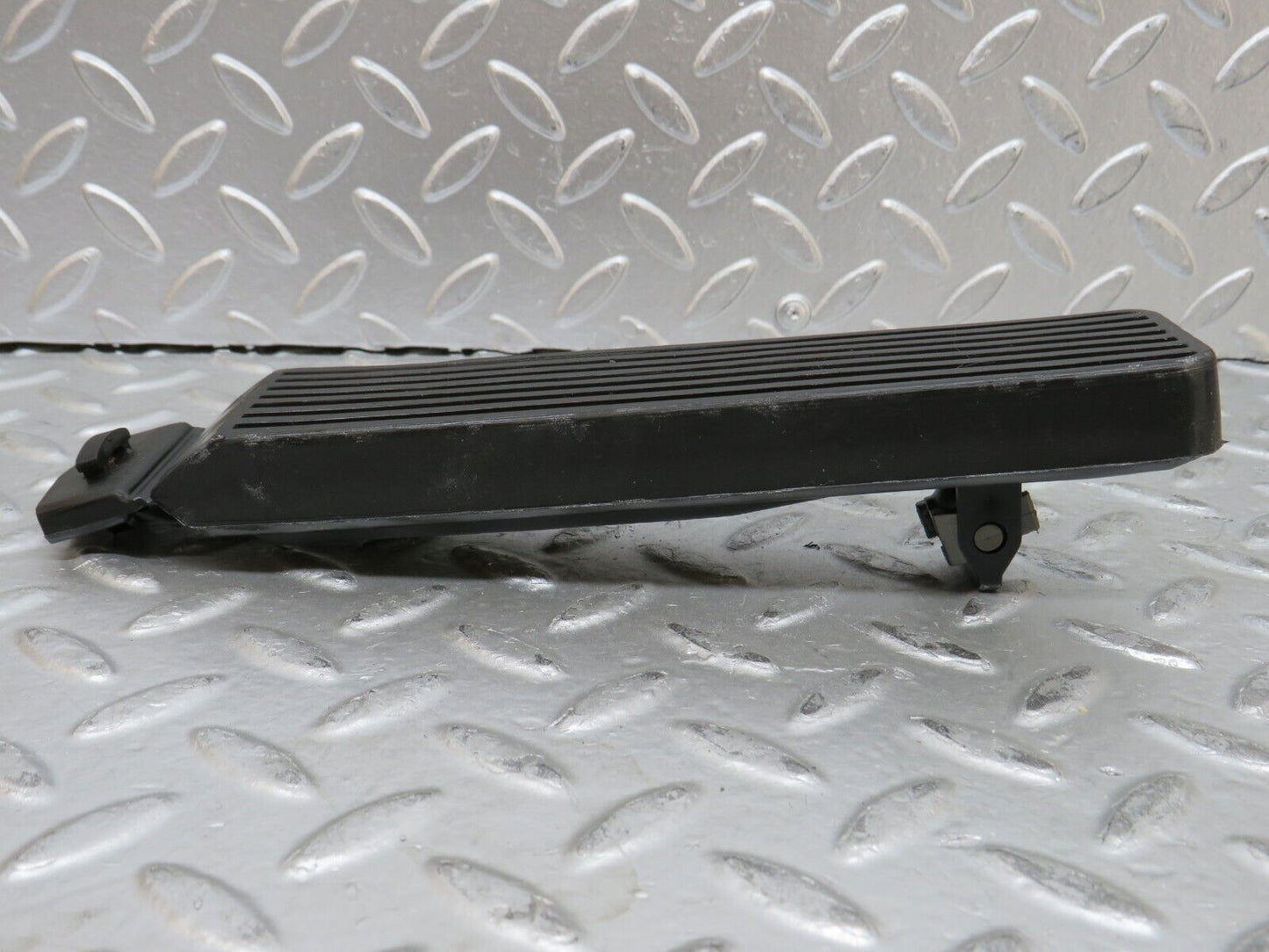 27923 Mercedes-Benz W123 280E Accelerator Pedal With Rubber 1233010082