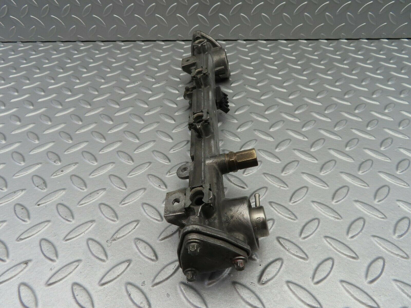 6784 Mercedes-Benz S124 E220 Wagon Fuel Injector Rail 1110780745