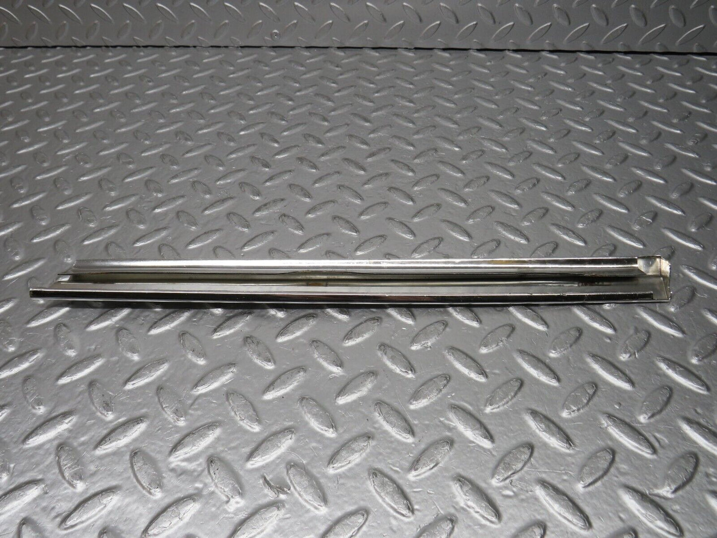 0742 Mercedes-Benz C107 350SLC Coupe Rear Left Window Chrome