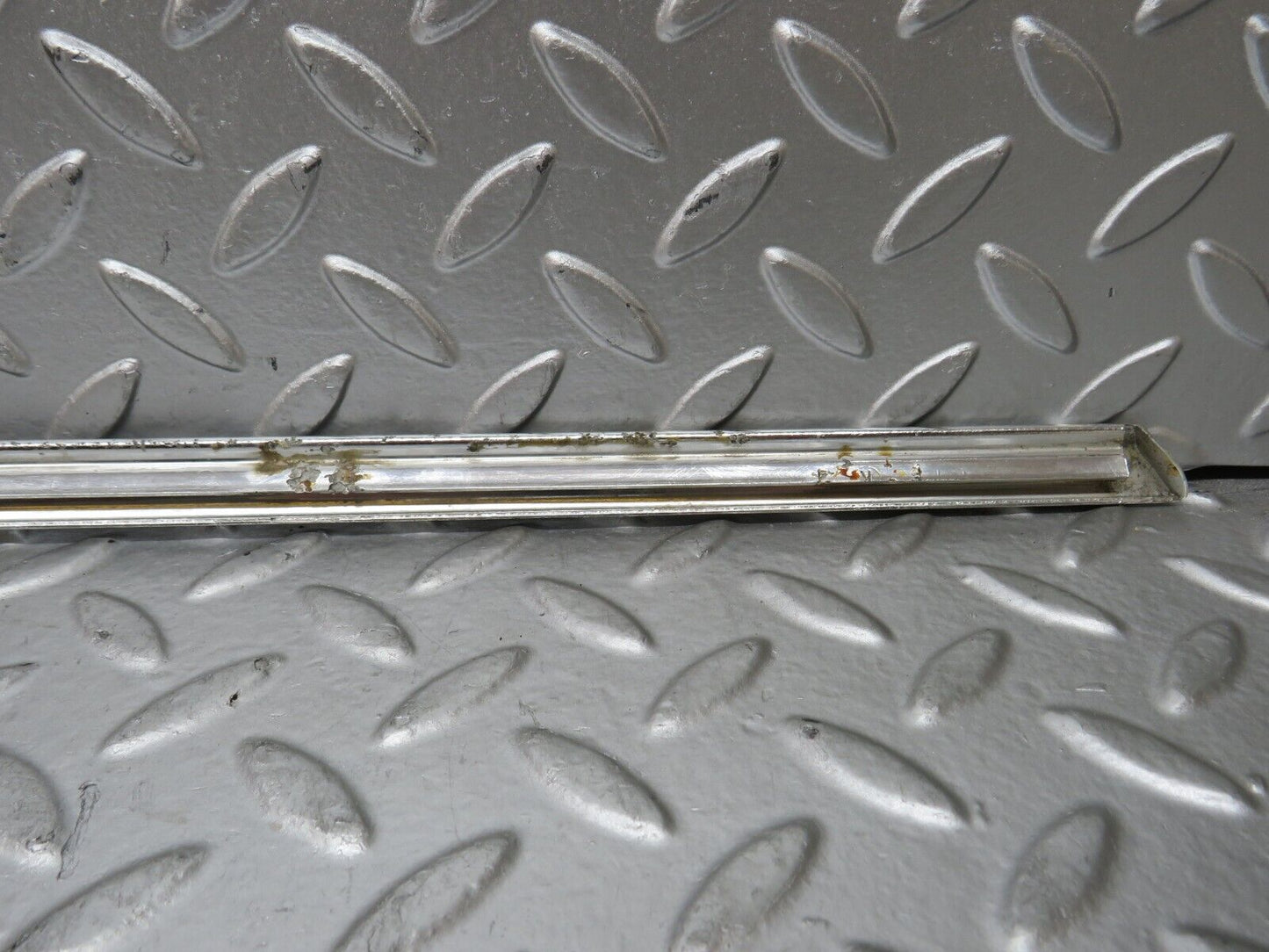 28884 Mercedes-Benz W123 230E Front Right Door Chrome Moulding Trim