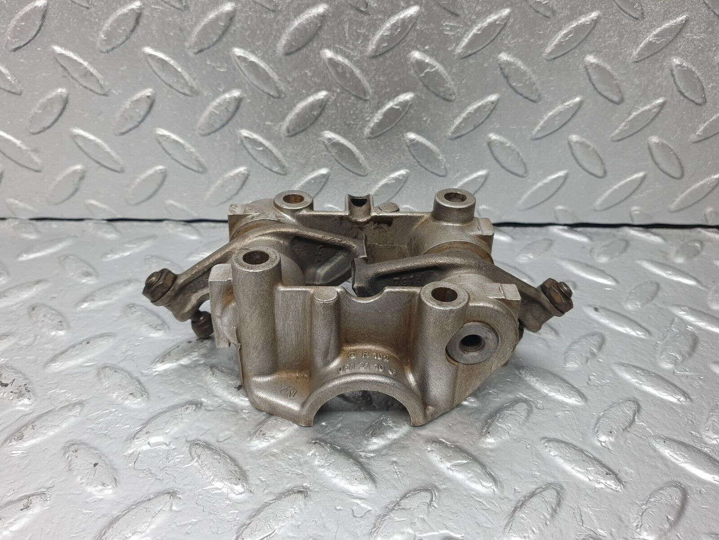 44010 Mercedes-Benz C123 230CE Rocker Arms Camshaft Bearing Block 1020512110
