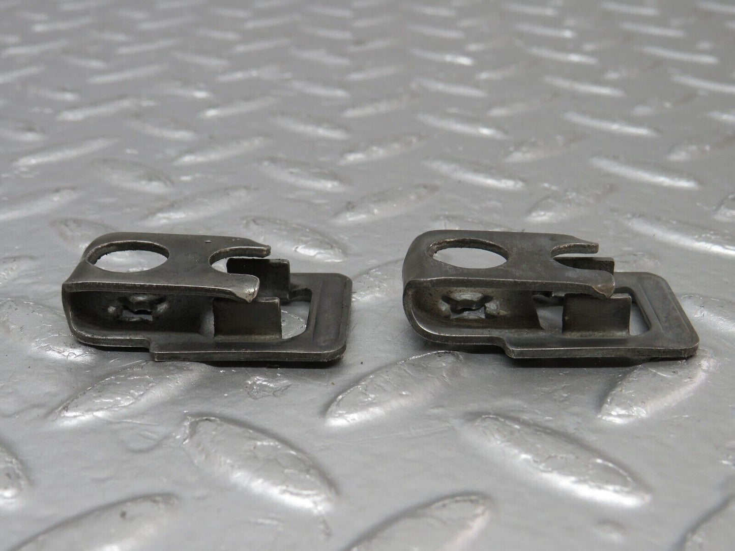 34130 Mercedes-Benz W124 260E Fuel Injector Bracket 2x