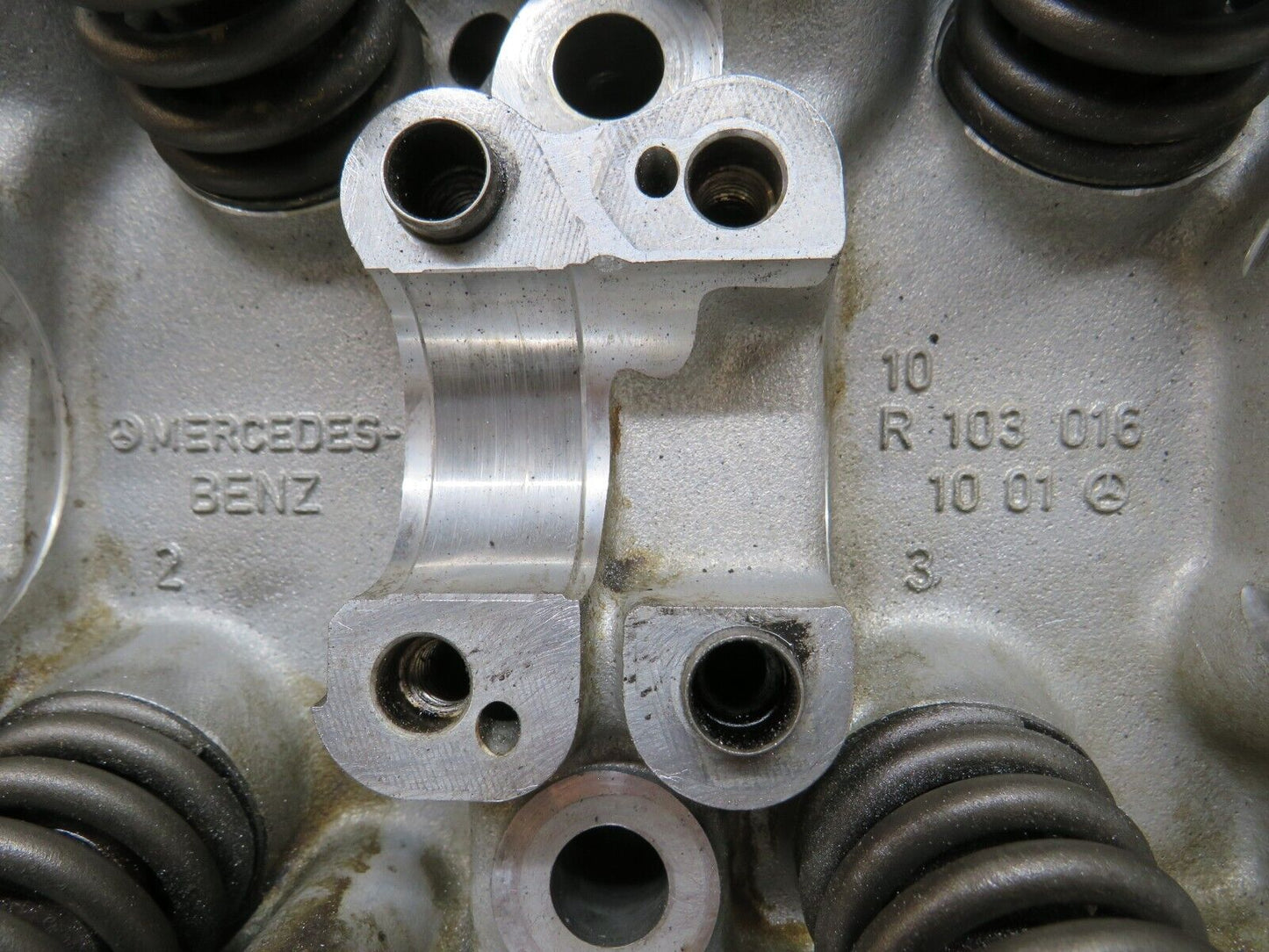 32692 Mercedes-Benz S124 300TE Wagon Cylinder Head 1030161001