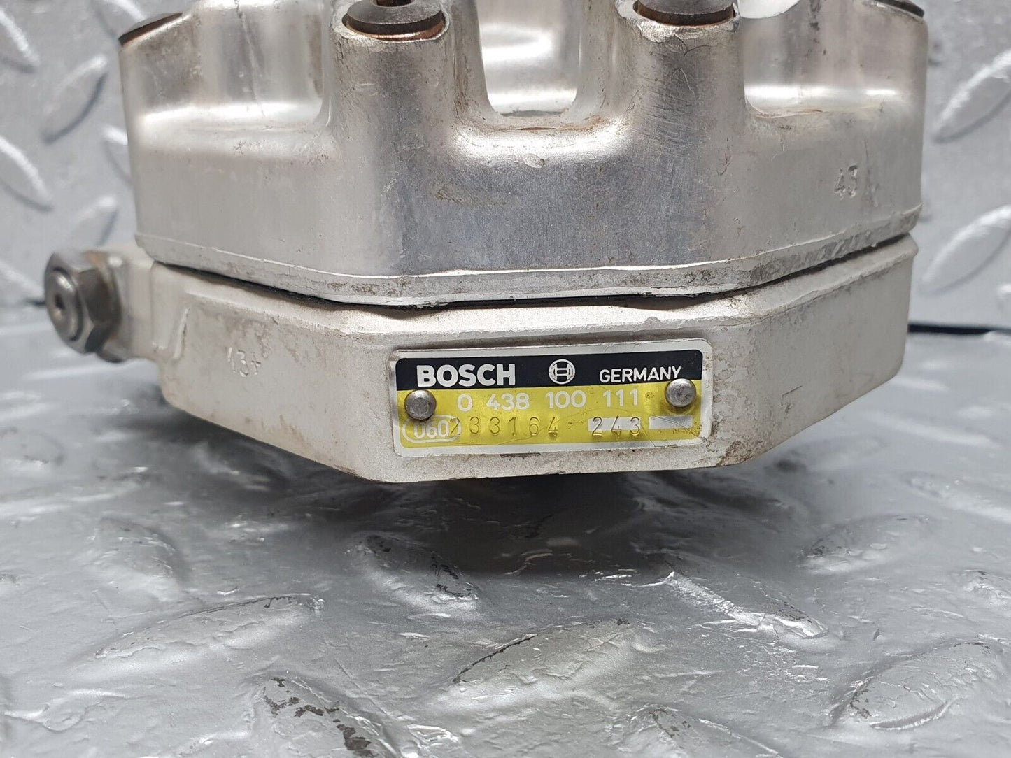 43648 Mercedes-Benz C126 380SEC Coupe Fuel Distributor Bosch 0438100111