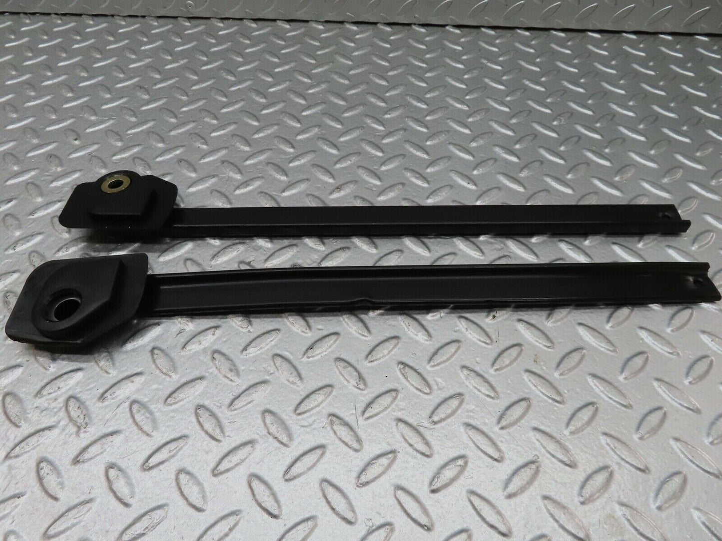 18148 Mercedes-Benz W123 200 Seat Belt Runner