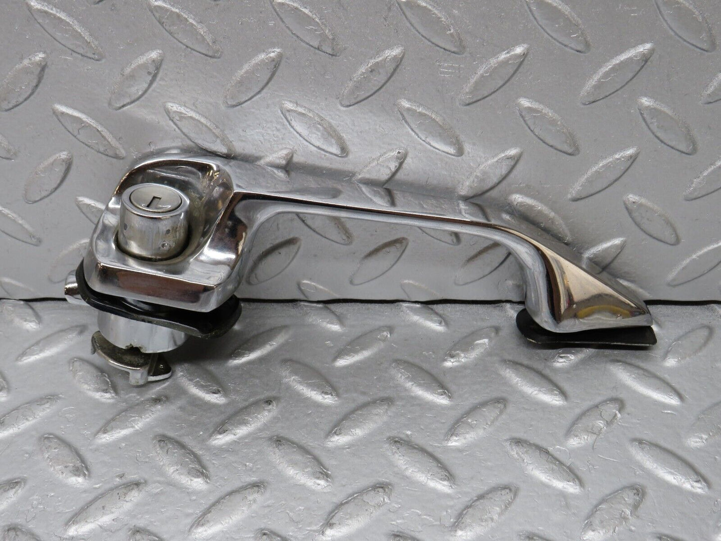 35817 Mercedes-Benz W108 Front Right Chrome Door Handle No Key 1087660801