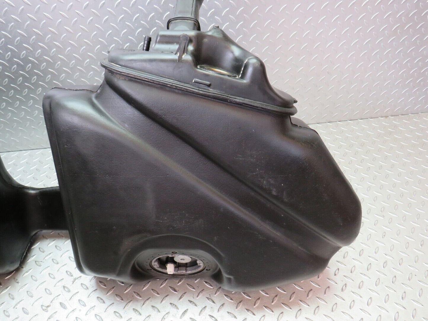 33519 Mercedes-Benz W202 C180 Fuel Tank Plastic 2024704701