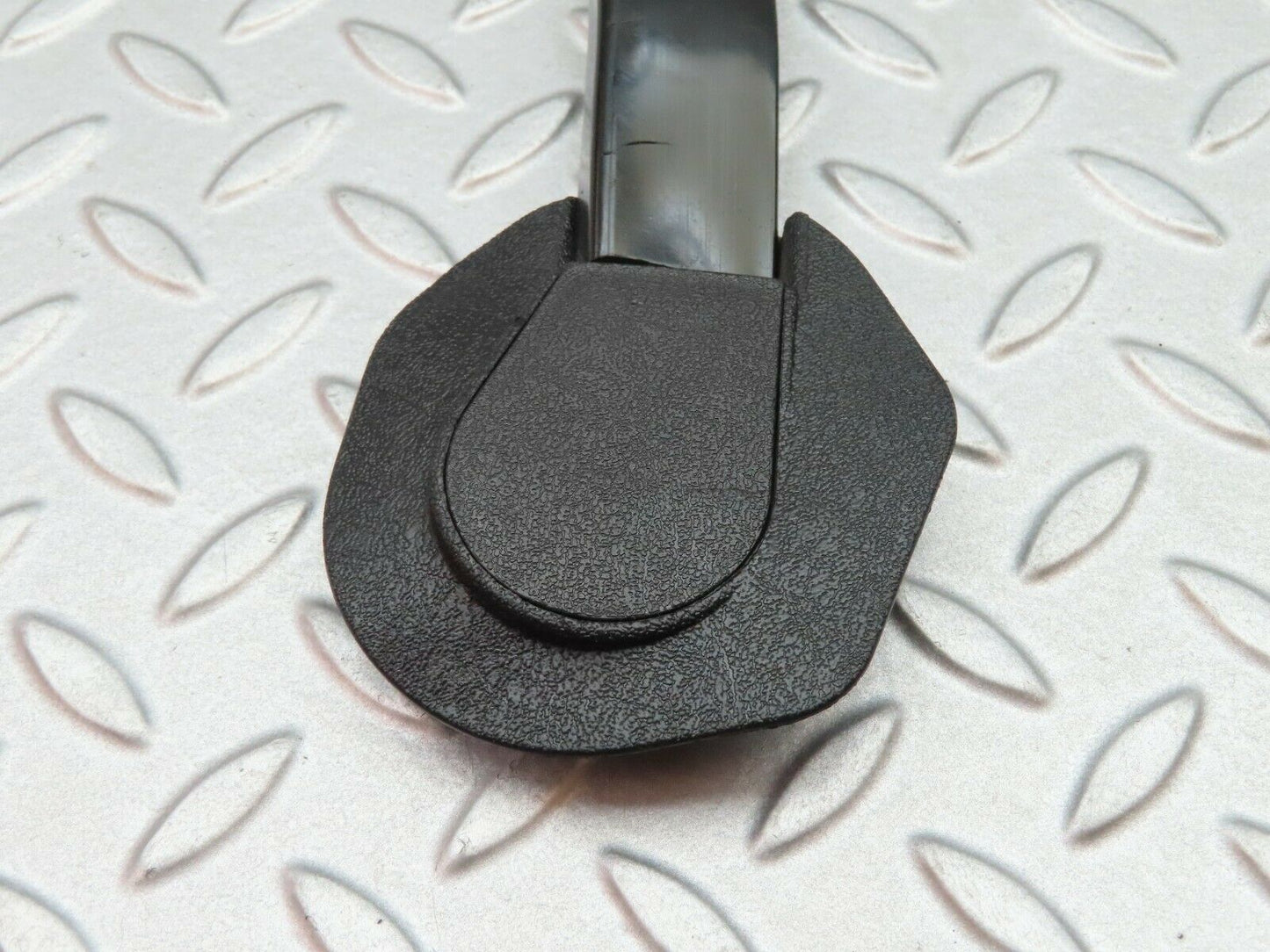 5693 Mercedes-Benz W123 200 Seat Belt Runner With Cover Right