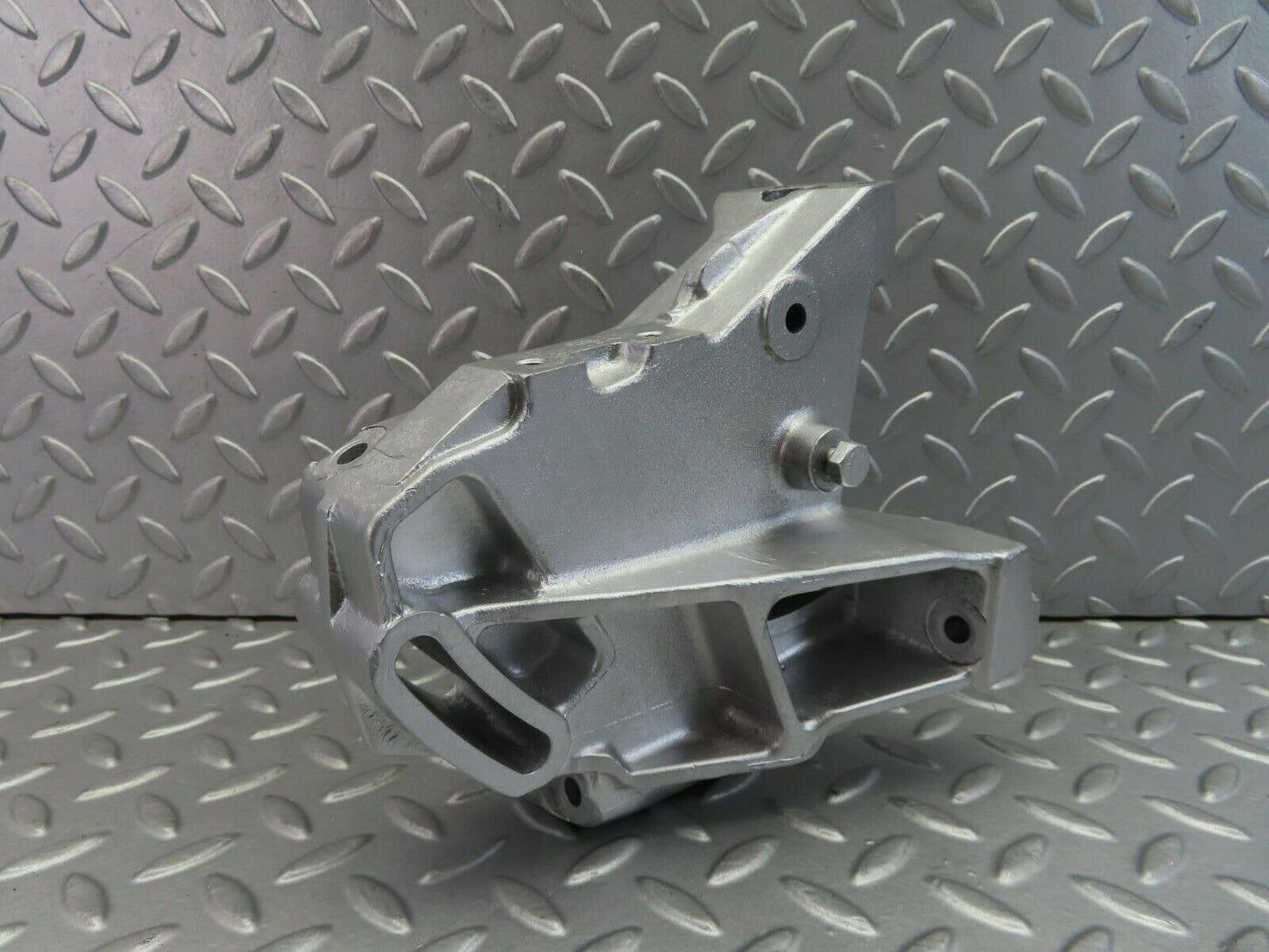 7548 Mercedes-Benz Power Steering Pump Bracket OM617