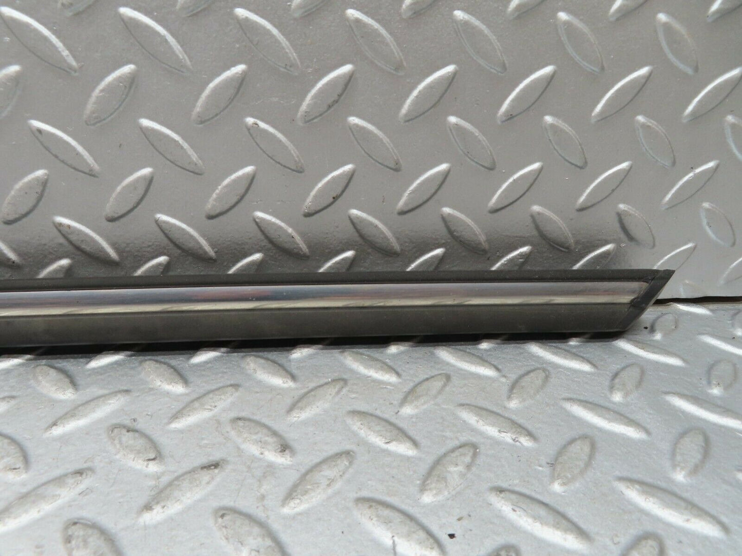 17894 Mercedes-Benz W116 450SEL Front Right Door Centre Chrome Trim