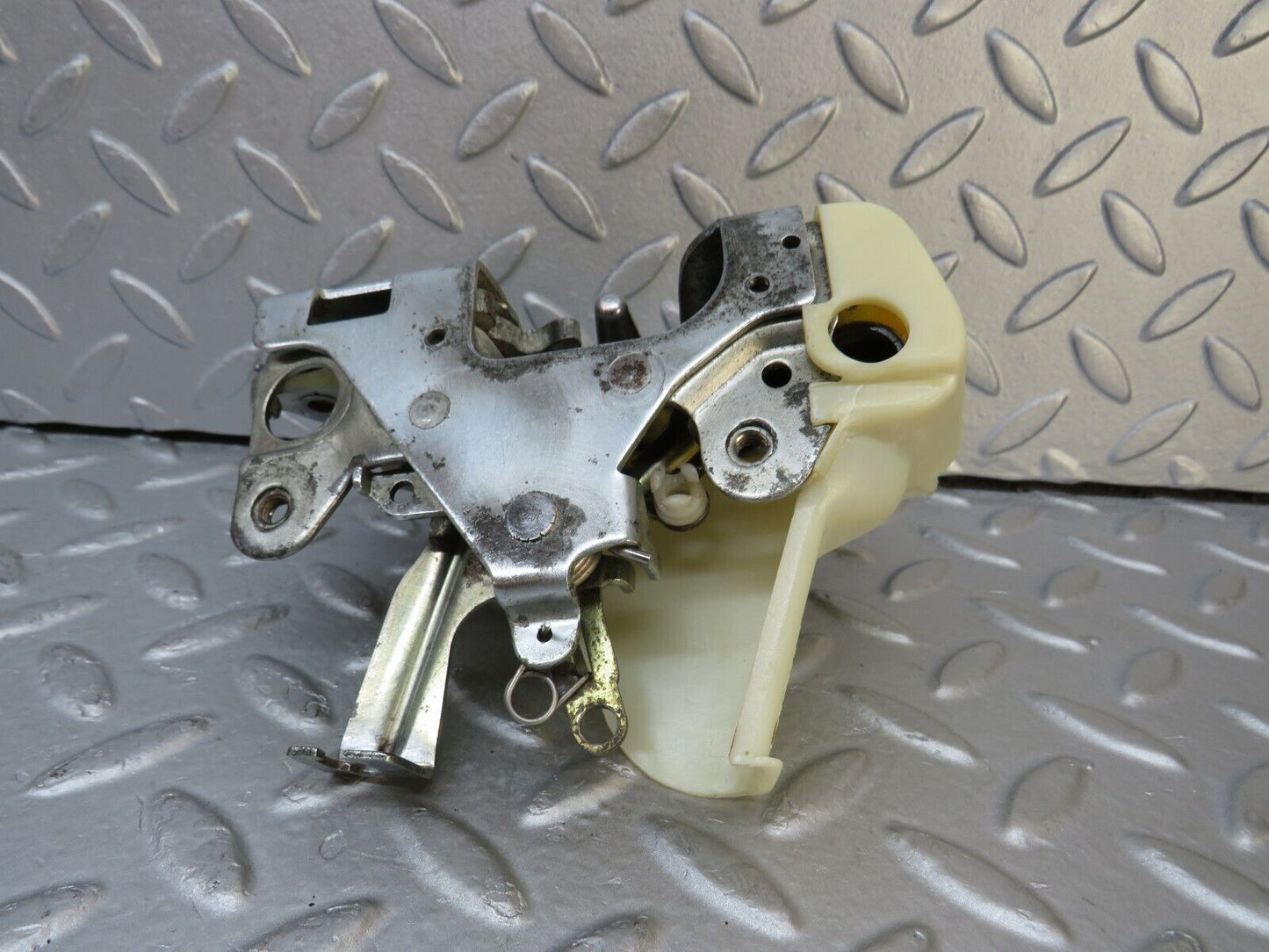 36972 Mercedes-Benz C126 420SEC Coupe Left Door Lock Mechanism