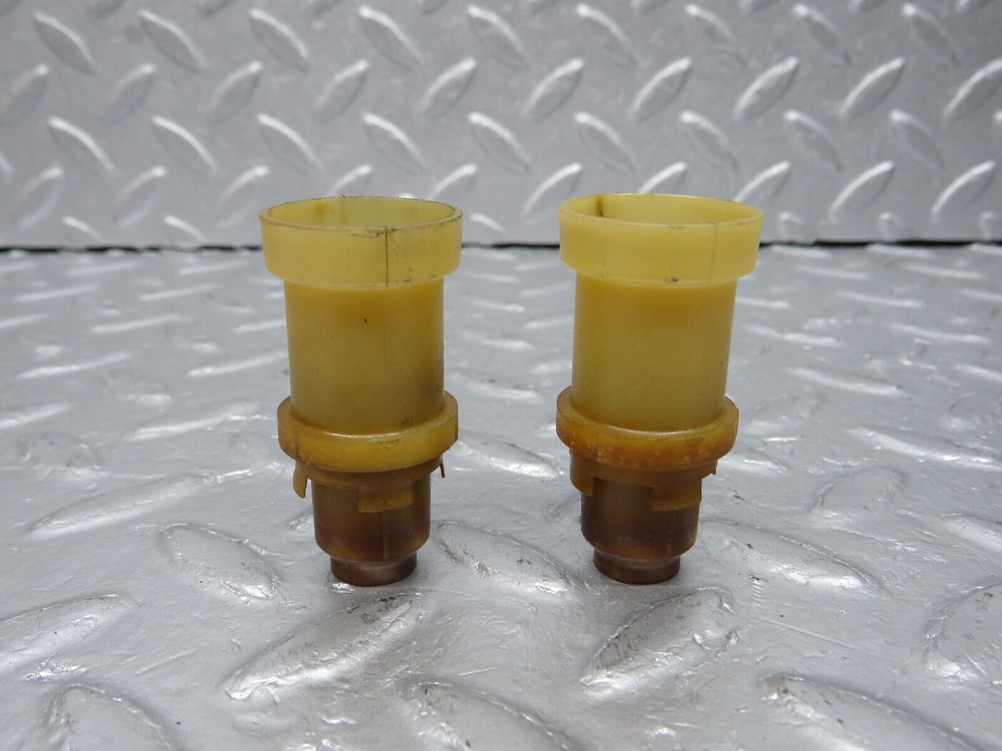 40171 Mercedes-Benz R107 350SL Coupe Fuel Injector Holder 2x