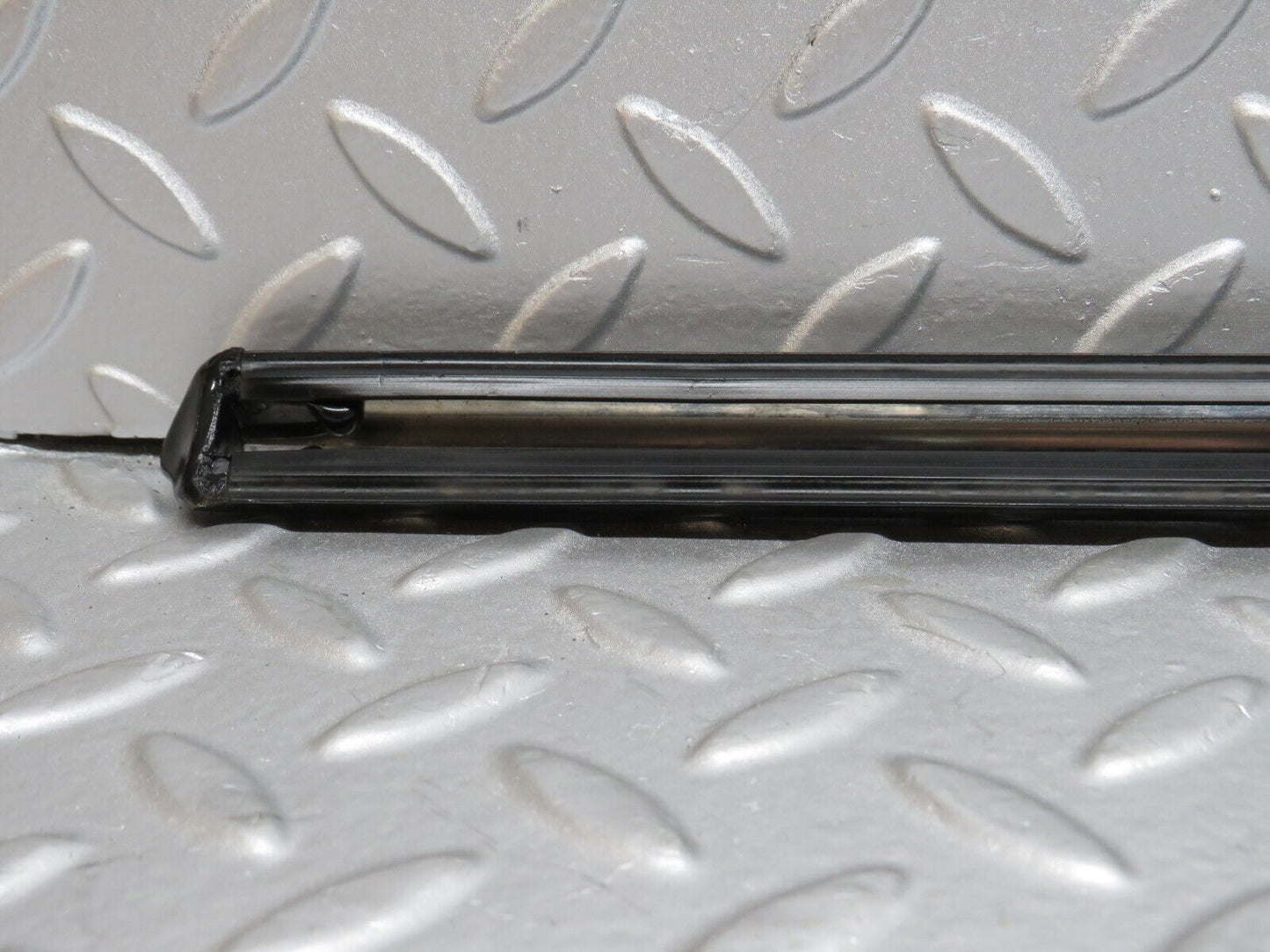 40639 Mercedes-Benz W123 300D Front Left Fender Wing Centre Moulding Trim