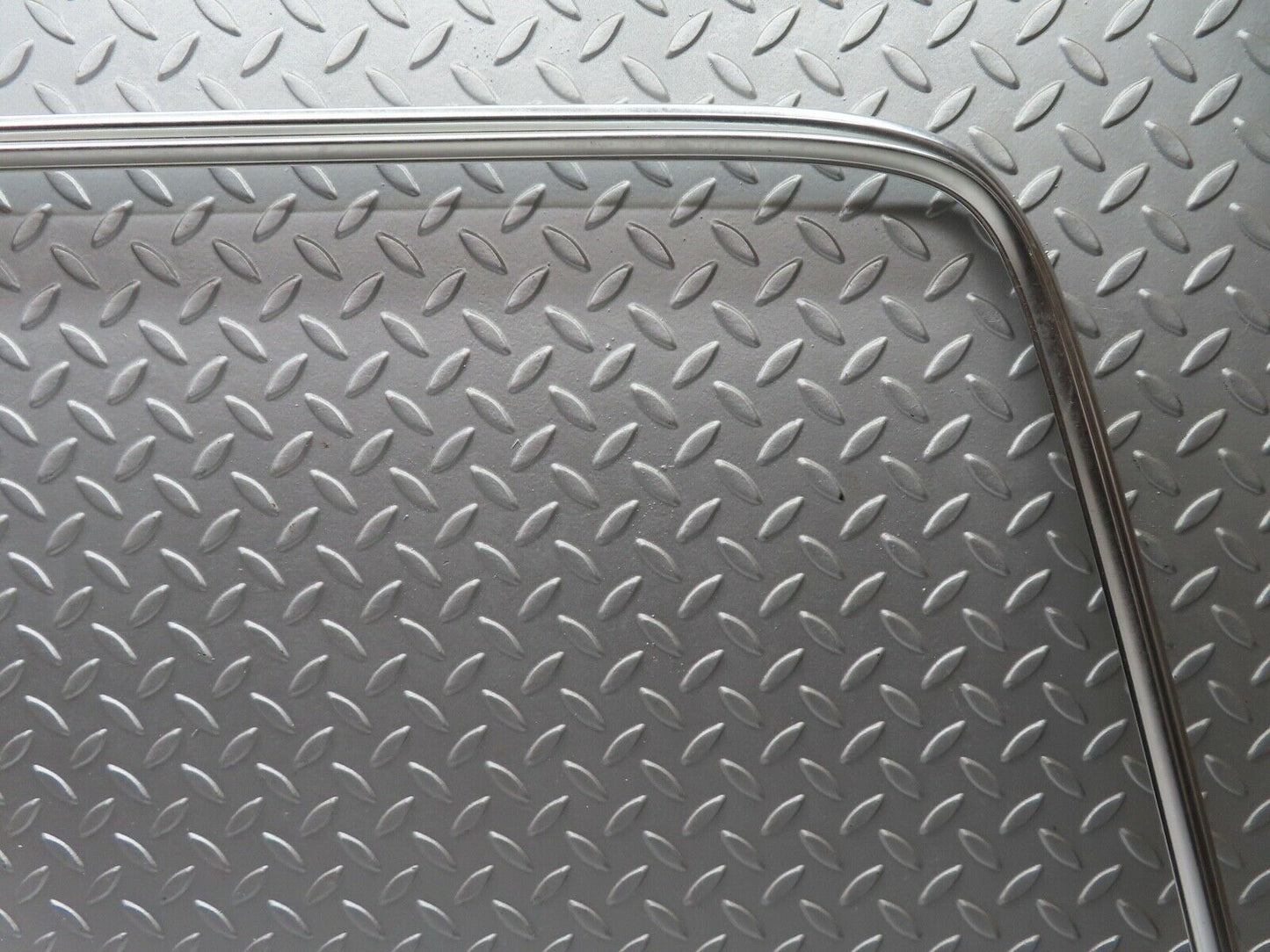 21323 Mercedes-Benz W123 230E Rear Windscreen Chrome Frame