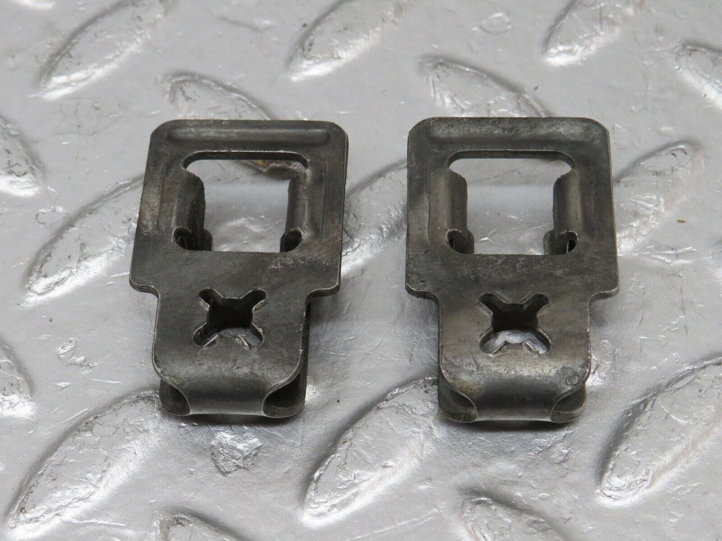 34130 Mercedes-Benz W124 260E Fuel Injector Bracket 2x