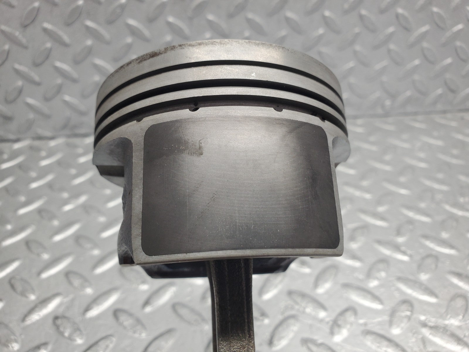 W124 Wagon piston with connecting rod used OEM