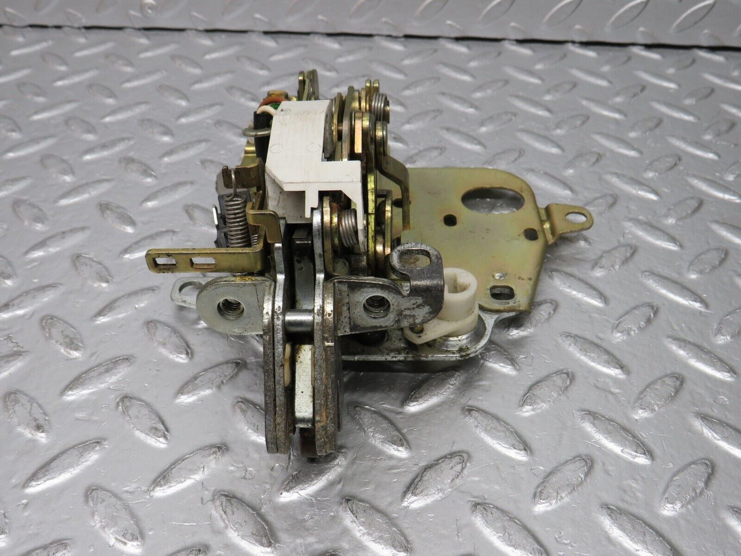 31361 Mercedes-Benz S124 220TE Wagon Tailgate Lock Mechanism