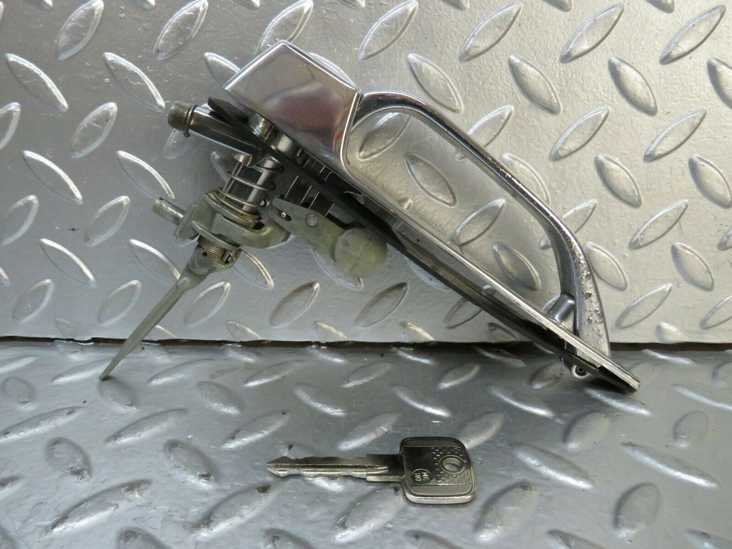 23721 Mercedes-Benz W116 350E Front Left Exterior Door Handle Key 1167600159