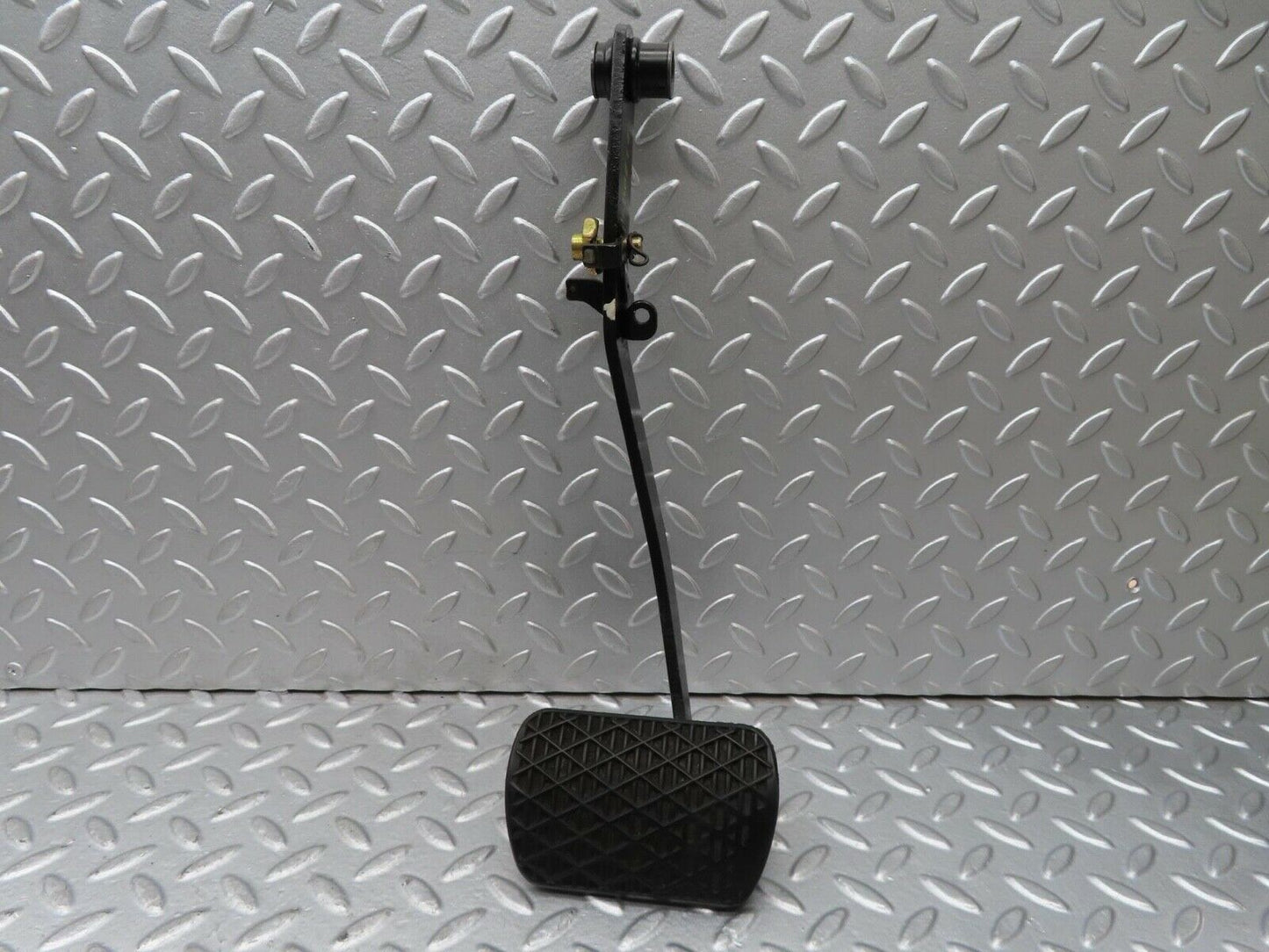 14691 Mercedes-Benz W201 190E Brake Pedal 1232910082