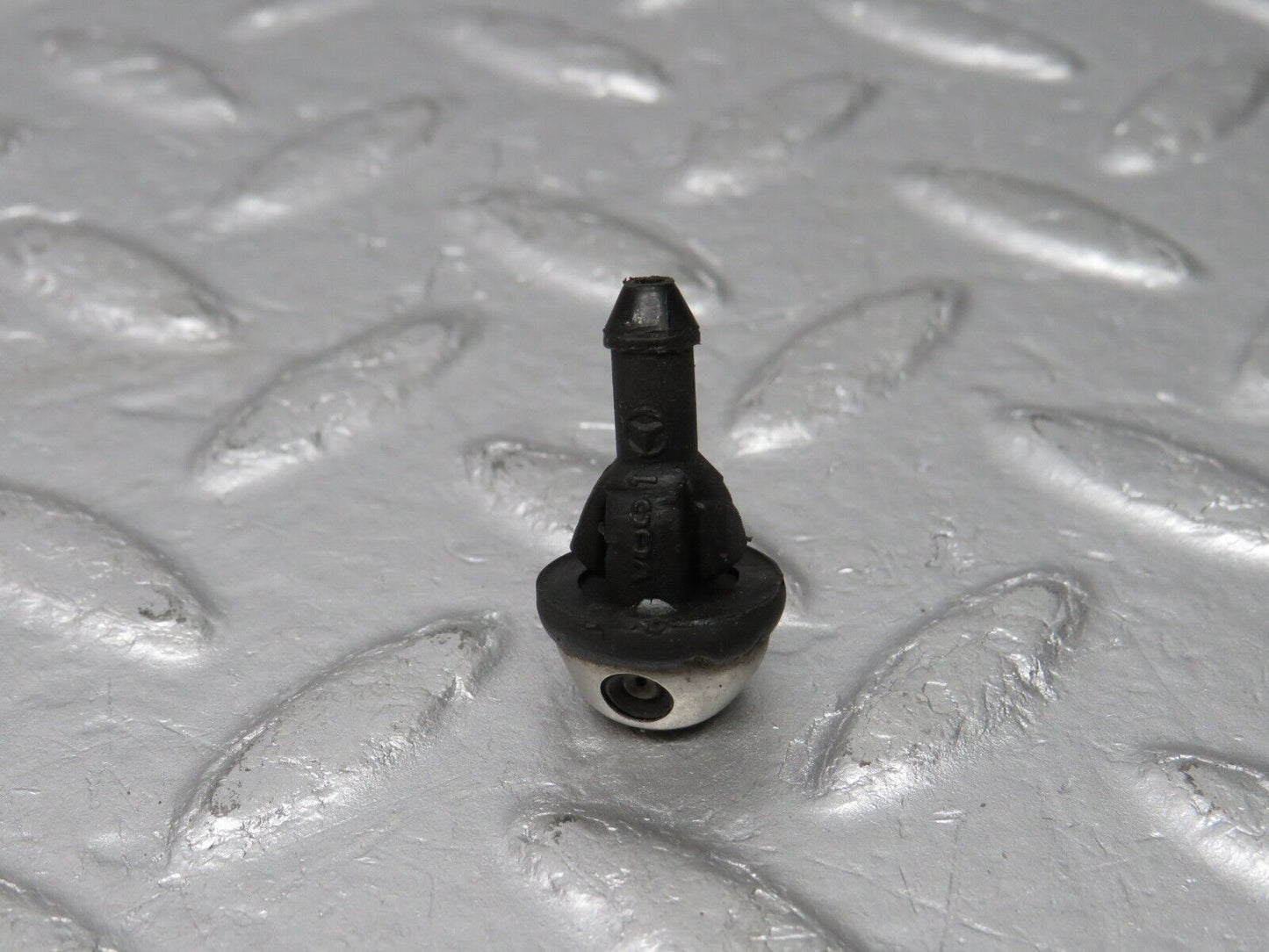 39198 Mercedes-Benz R107 500SL Coupe Windscreen Washer Nozzle