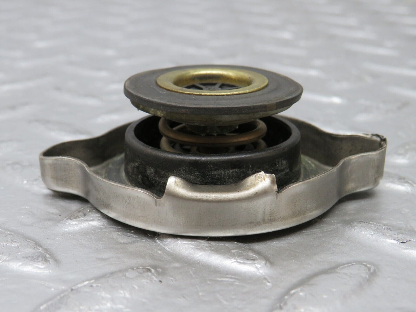 37741 Mercedes-Benz A124 320E Cabriolet Radiator Cap
