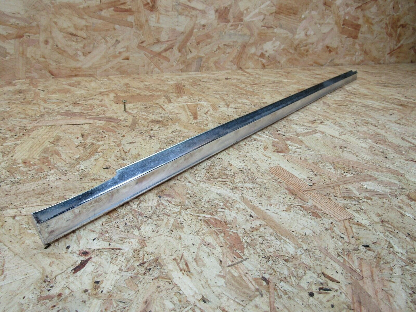 2132 Mercedes-Benz W116 350SE Front Right Door Chrome Trim