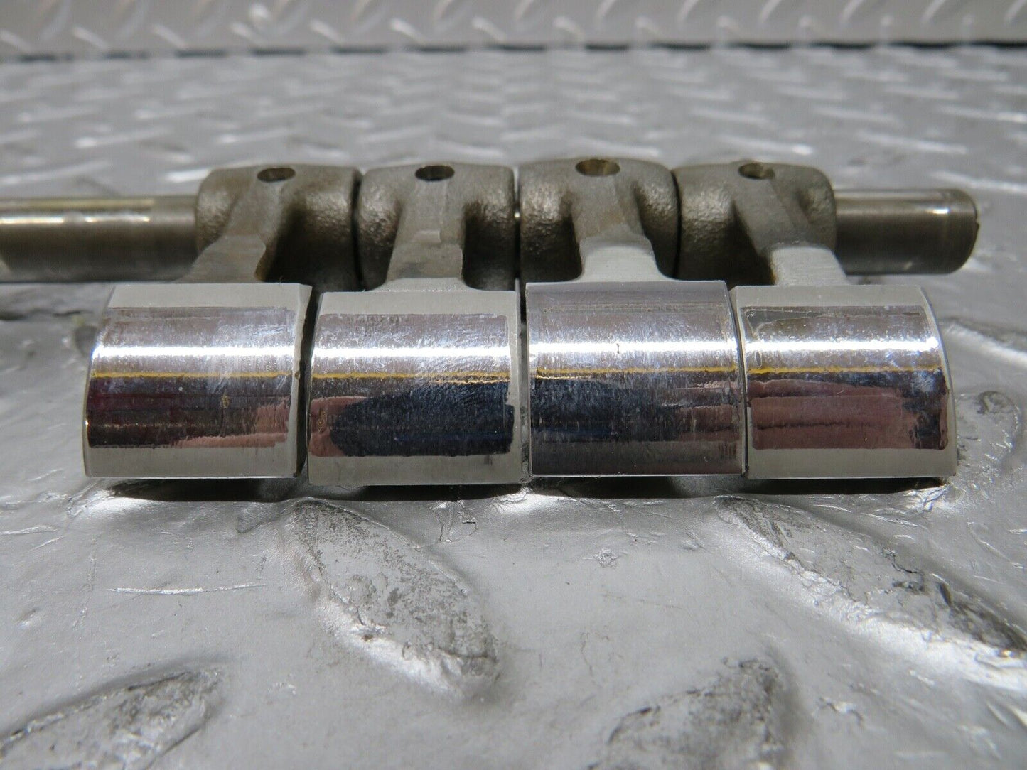 0361 Mercedes-Benz W123 220D Camshaft Rocker Arm With Shaft