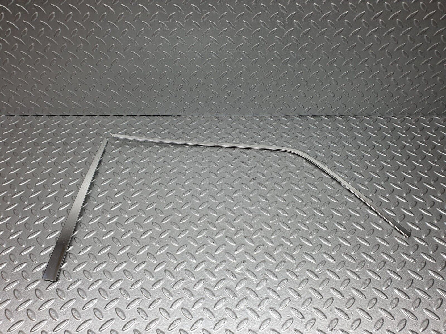 40776 Mercedes-Benz W123 300D Front Right Door Window Chrome Frame
