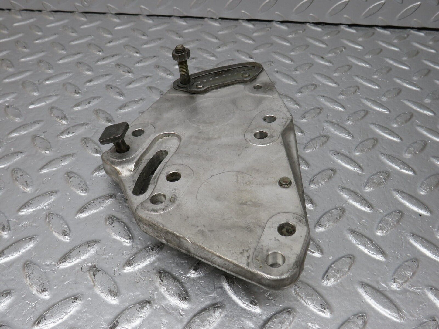 34511 Mercedes-Benz C126 380SEC Coupe Power Steering Pump Bracket 1174661141