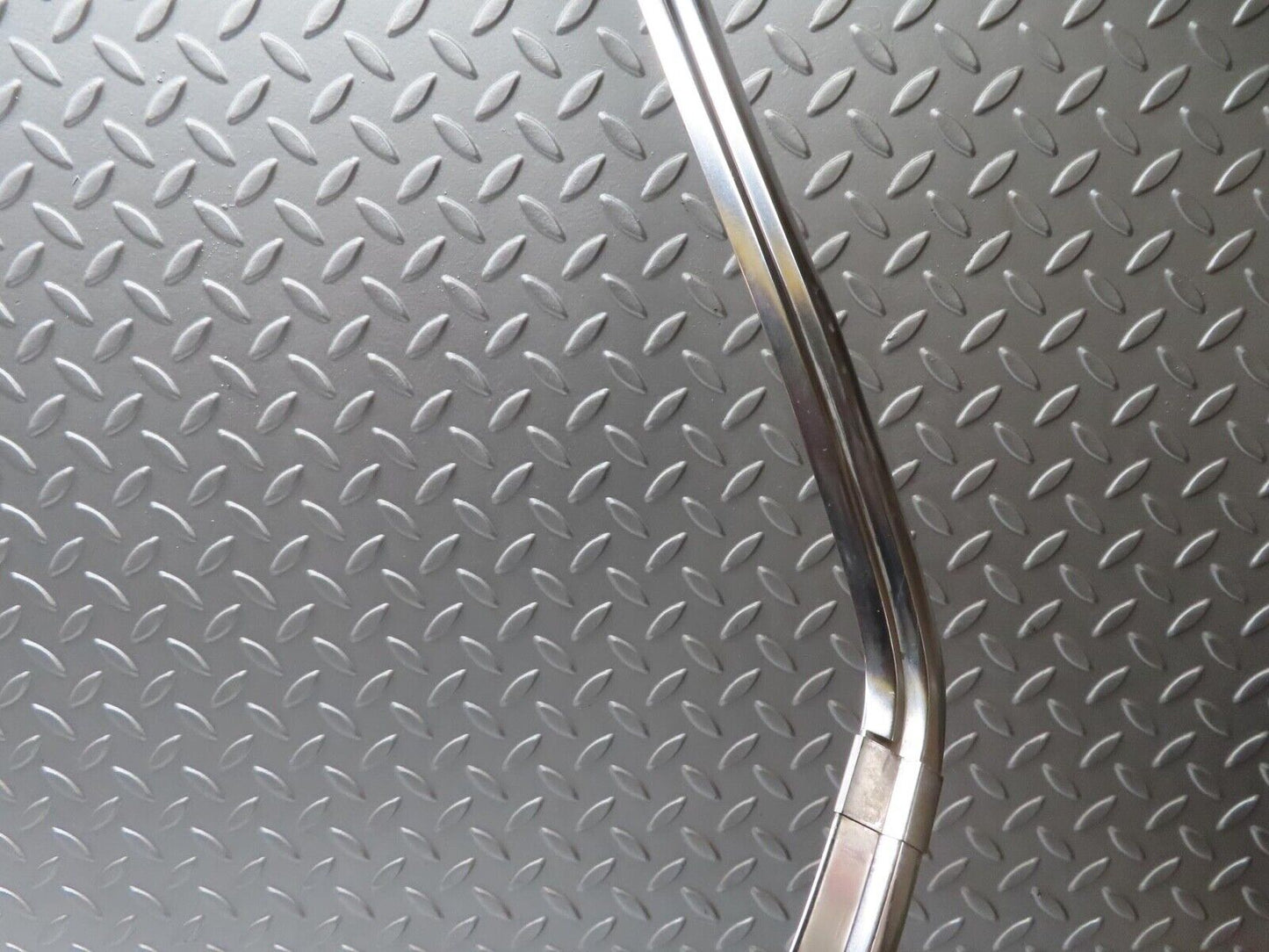 14092 Mercedes-Benz C107 280SLC Rear Windscreen Chrome Frame