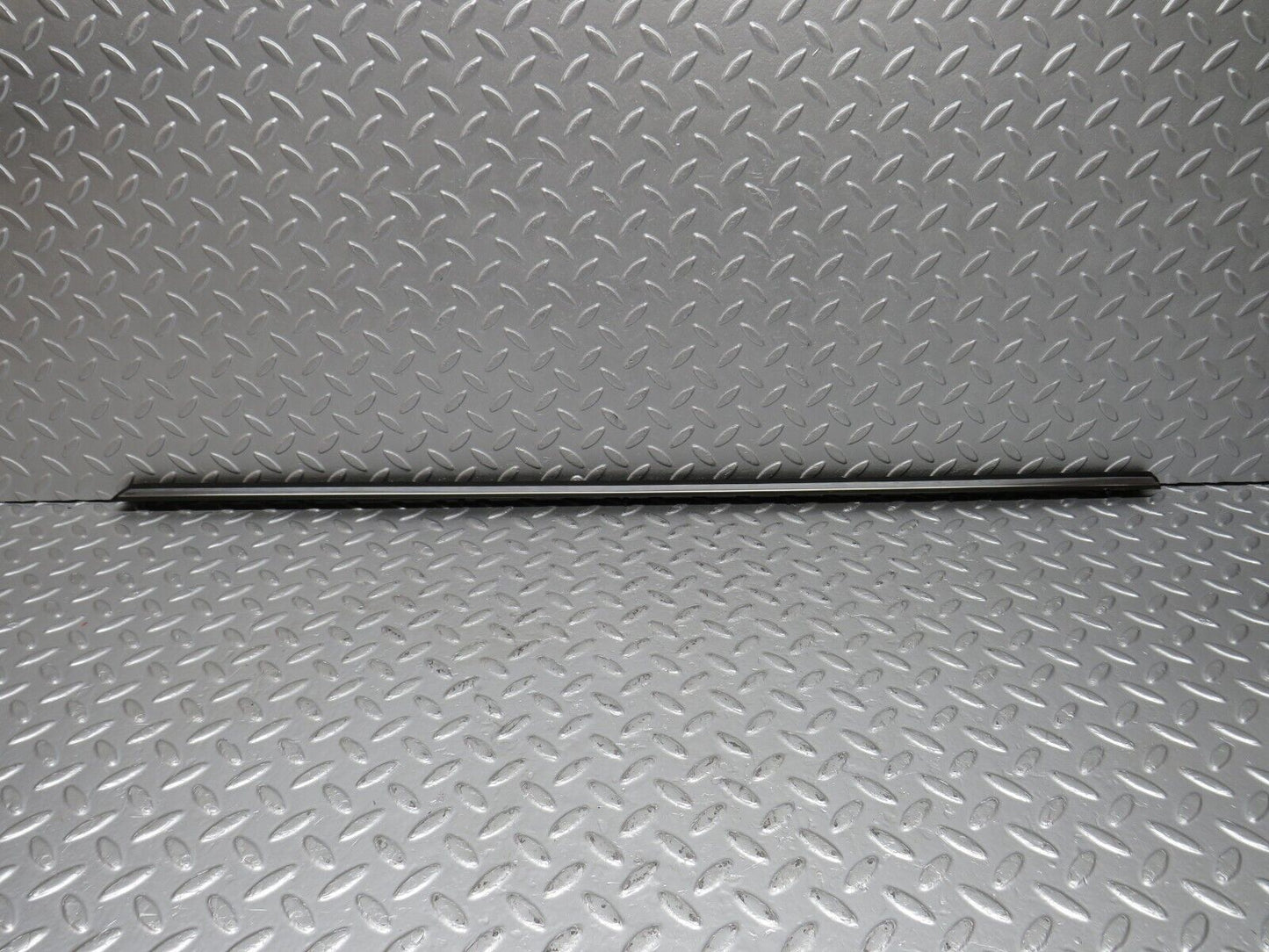 40640 Mercedes-Benz W123 300D Rear Right Door Centre Moulding Trim