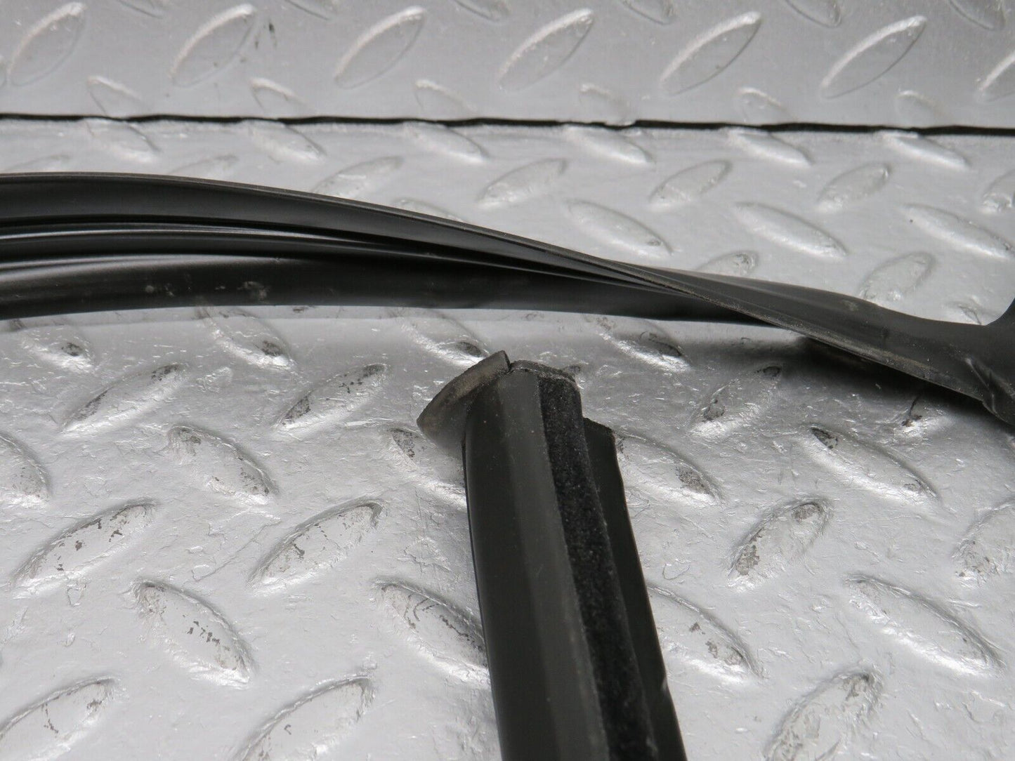 38606 Mercedes-Benz R129 280SL Coupe Front Windscreen Rubber Seal
