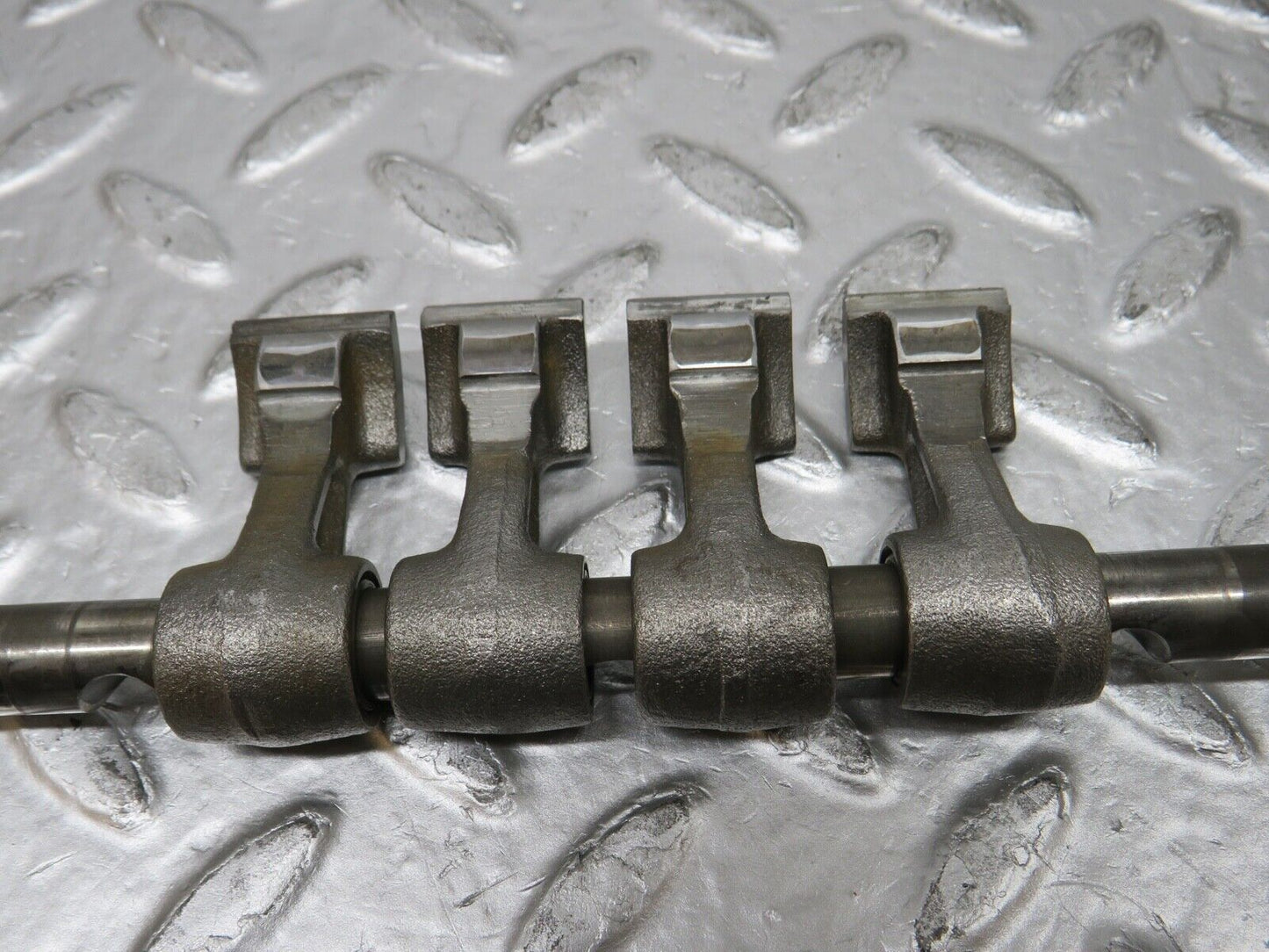0362 Mercedes-Benz W123 220D  Camshaft Rocker Arm With Shaft