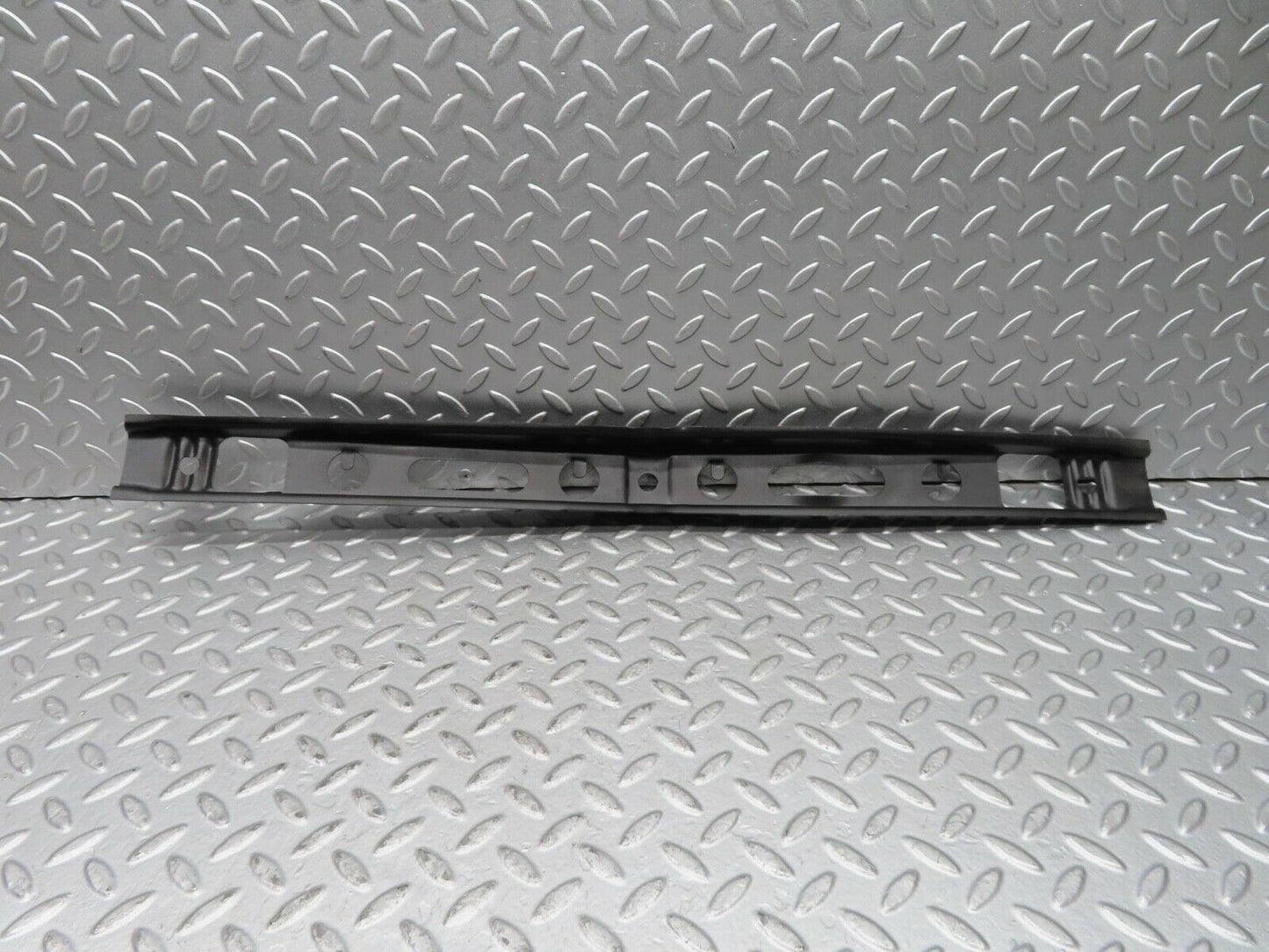 15351 Mercedes-Benz W123 230E Front Bumper Centre Bracket