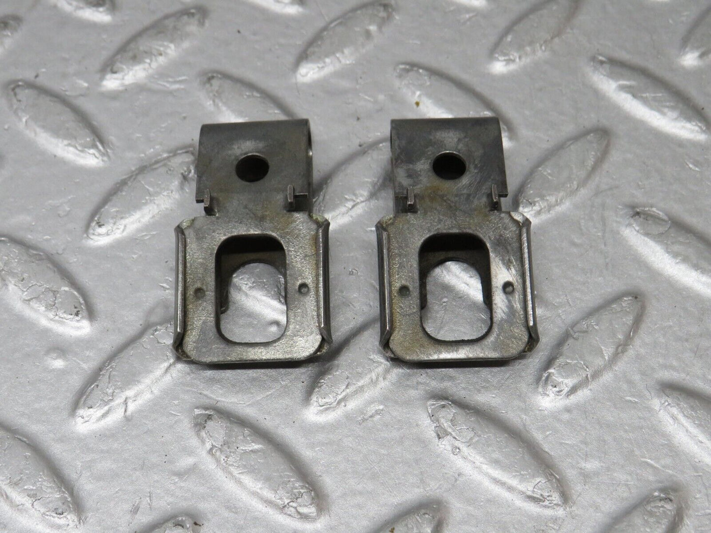 36242 Mercedes-Benz W126 420SE Fuel Injector Bracket 2x