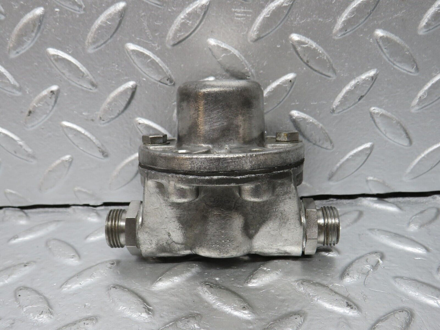 33065 Mercedes-Benz C107 R107 350 V8 Oil Pressure Damper 1161870196 1161870494
