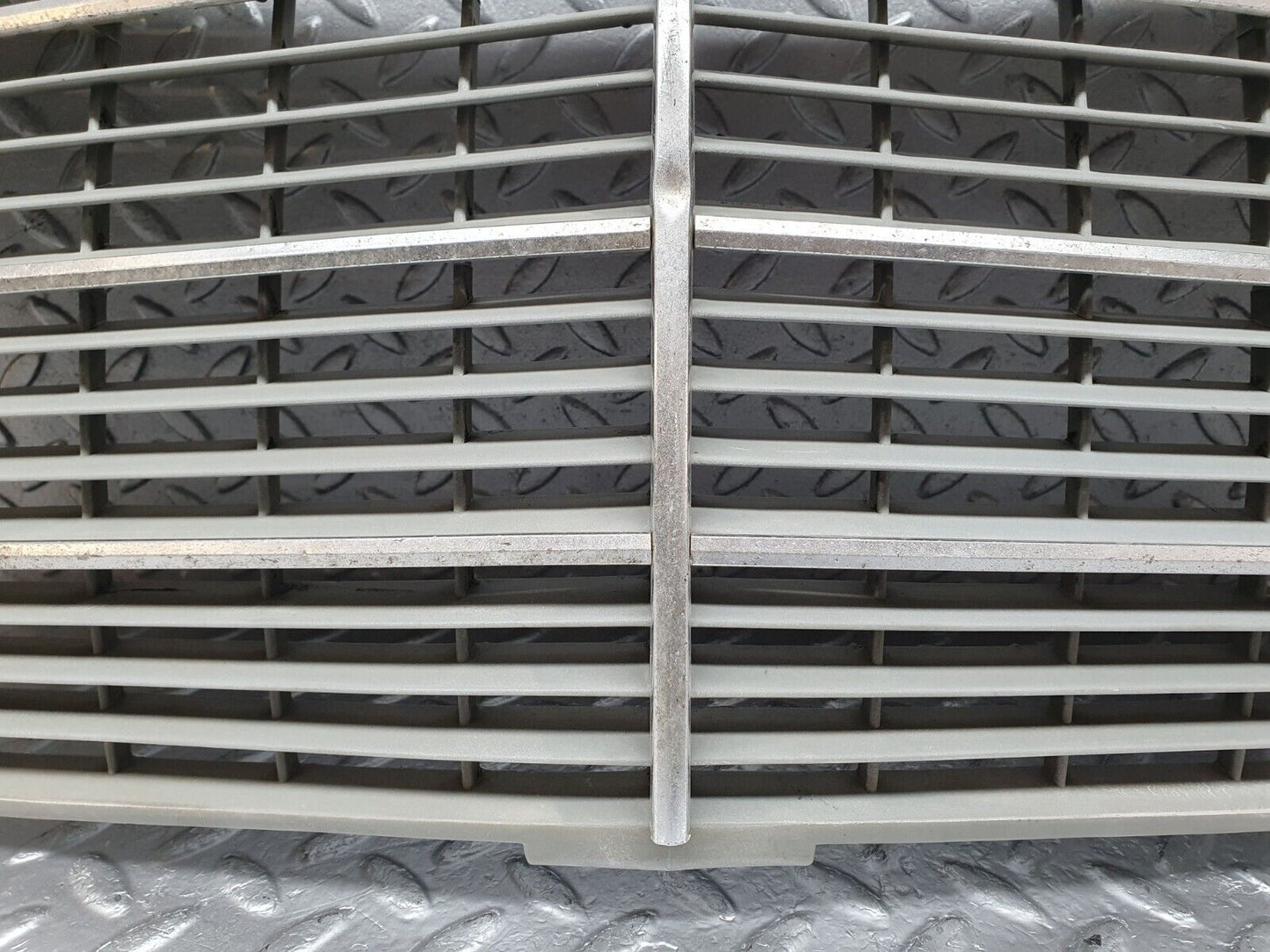 44103 Mercedes-Benz C123 230CE Coupe Bonnet Grill