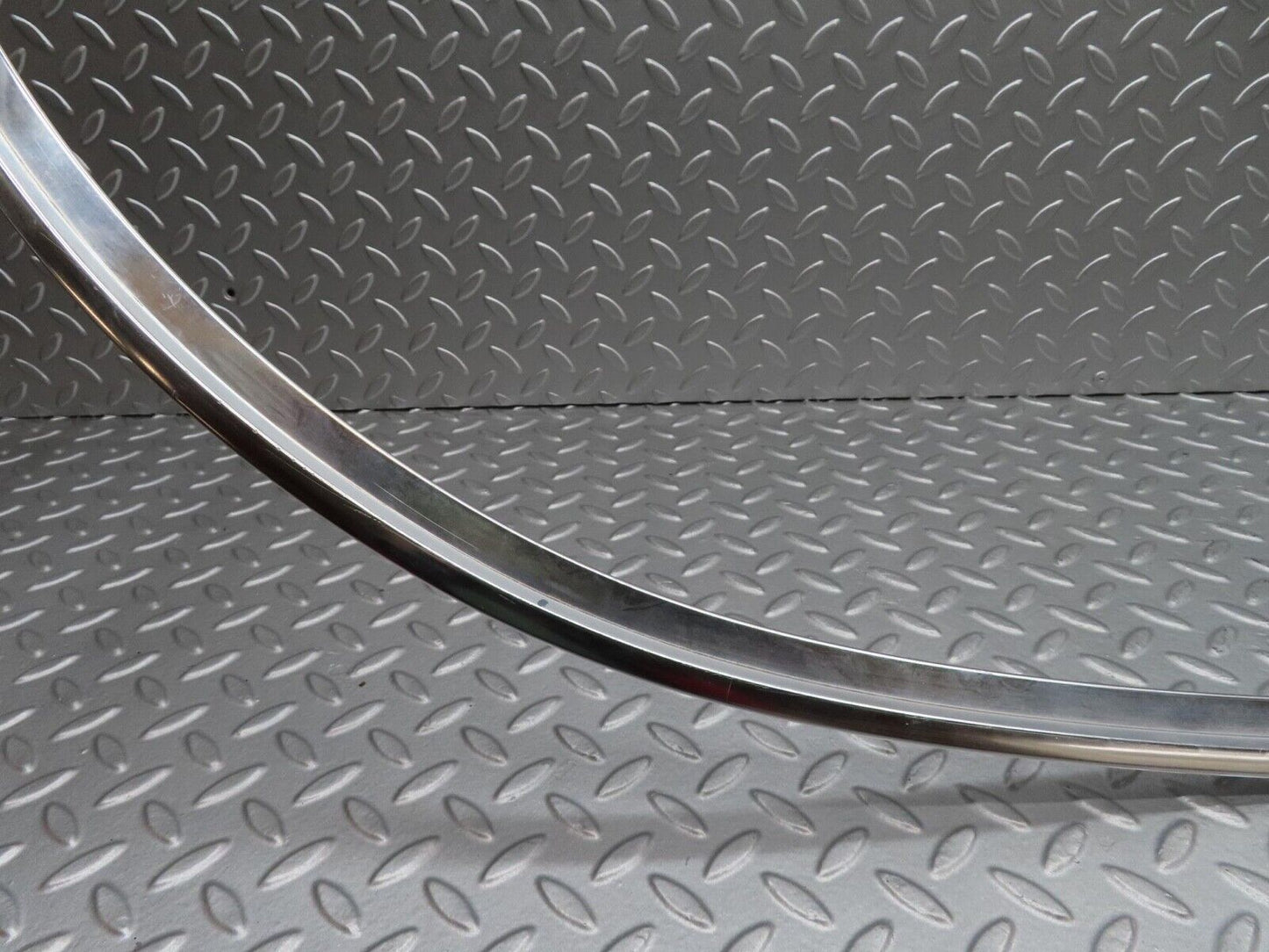 14092 Mercedes-Benz C107 280SLC Rear Windscreen Chrome Frame