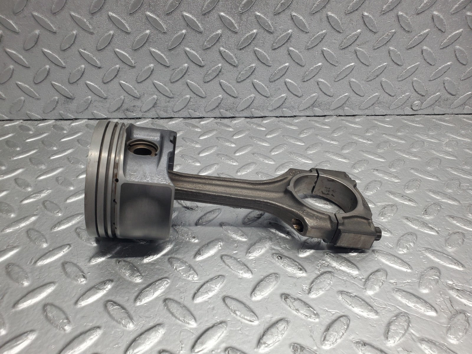 W124 Wagon piston with connecting rod used OEM