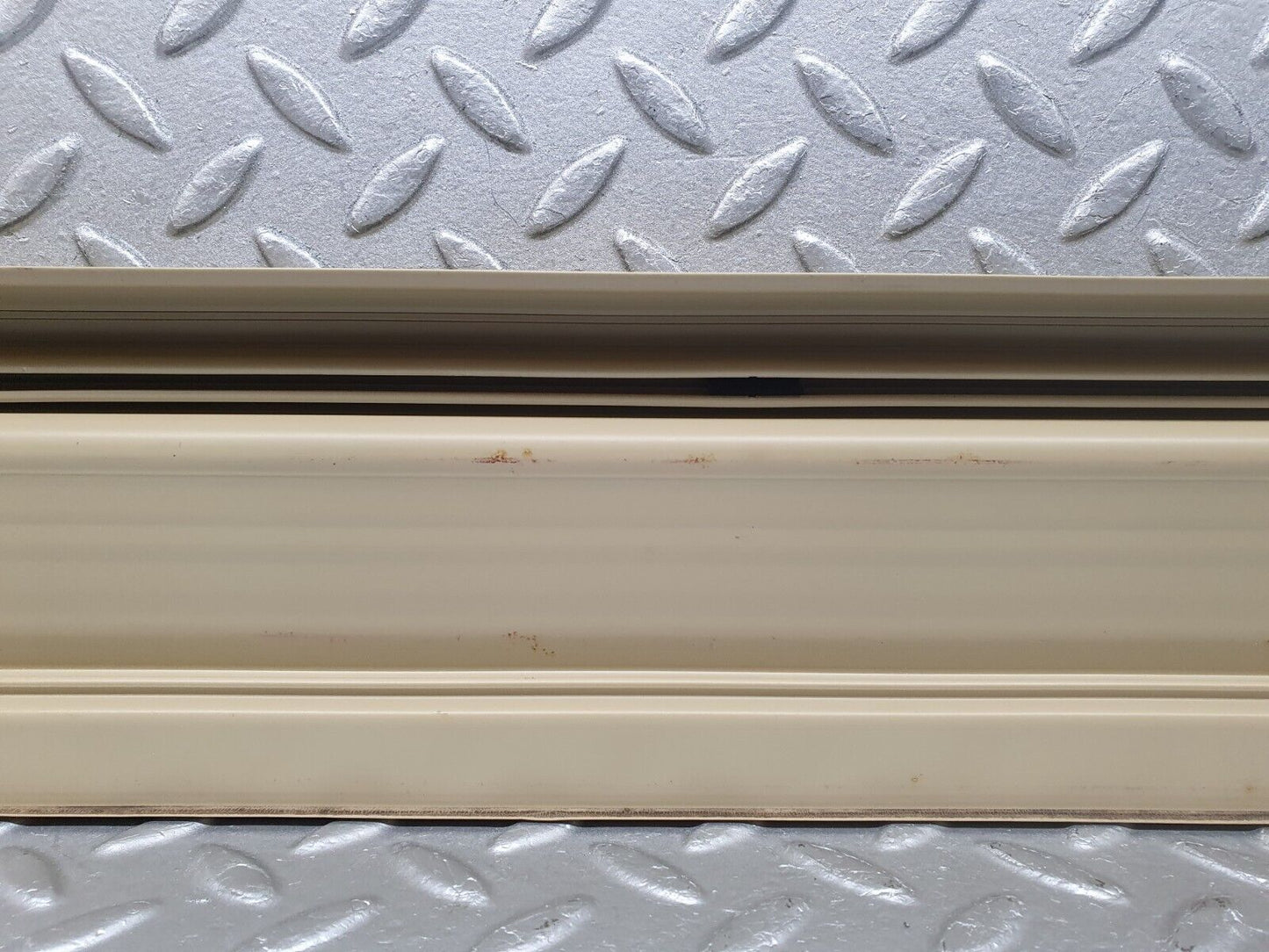 40908 Mercedes-Benz W126 300SE Rear Right Door Sill Trim Beige