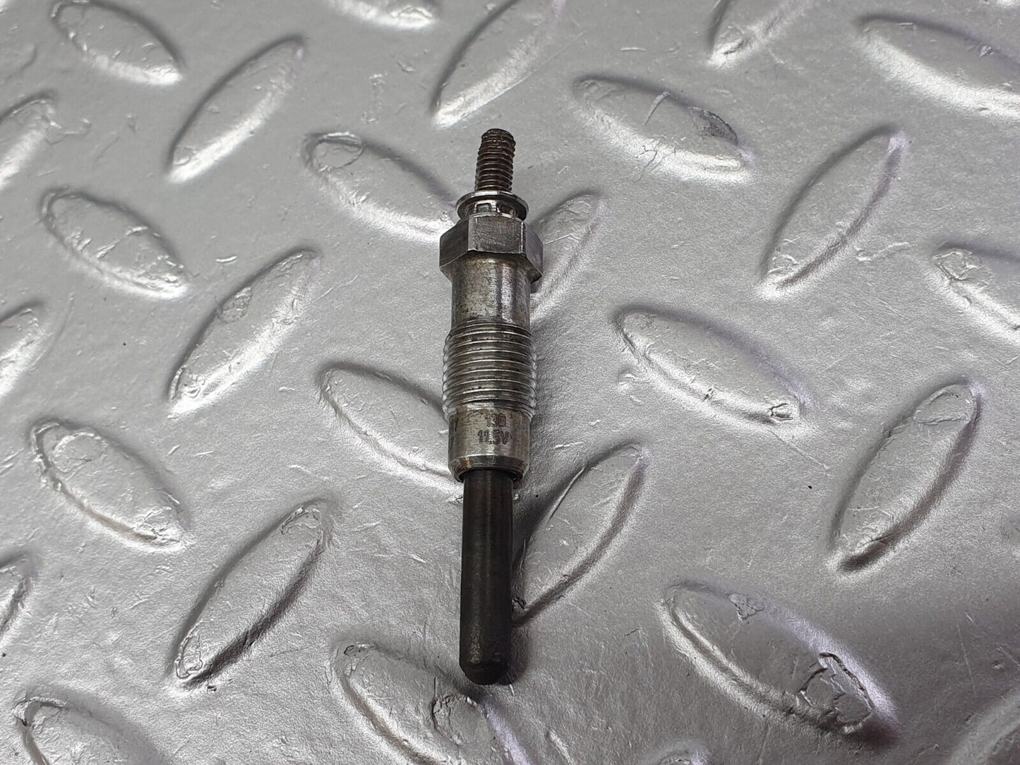 40848 Mercedes-Benz W123 300D Glow Plug Beru 0100221107