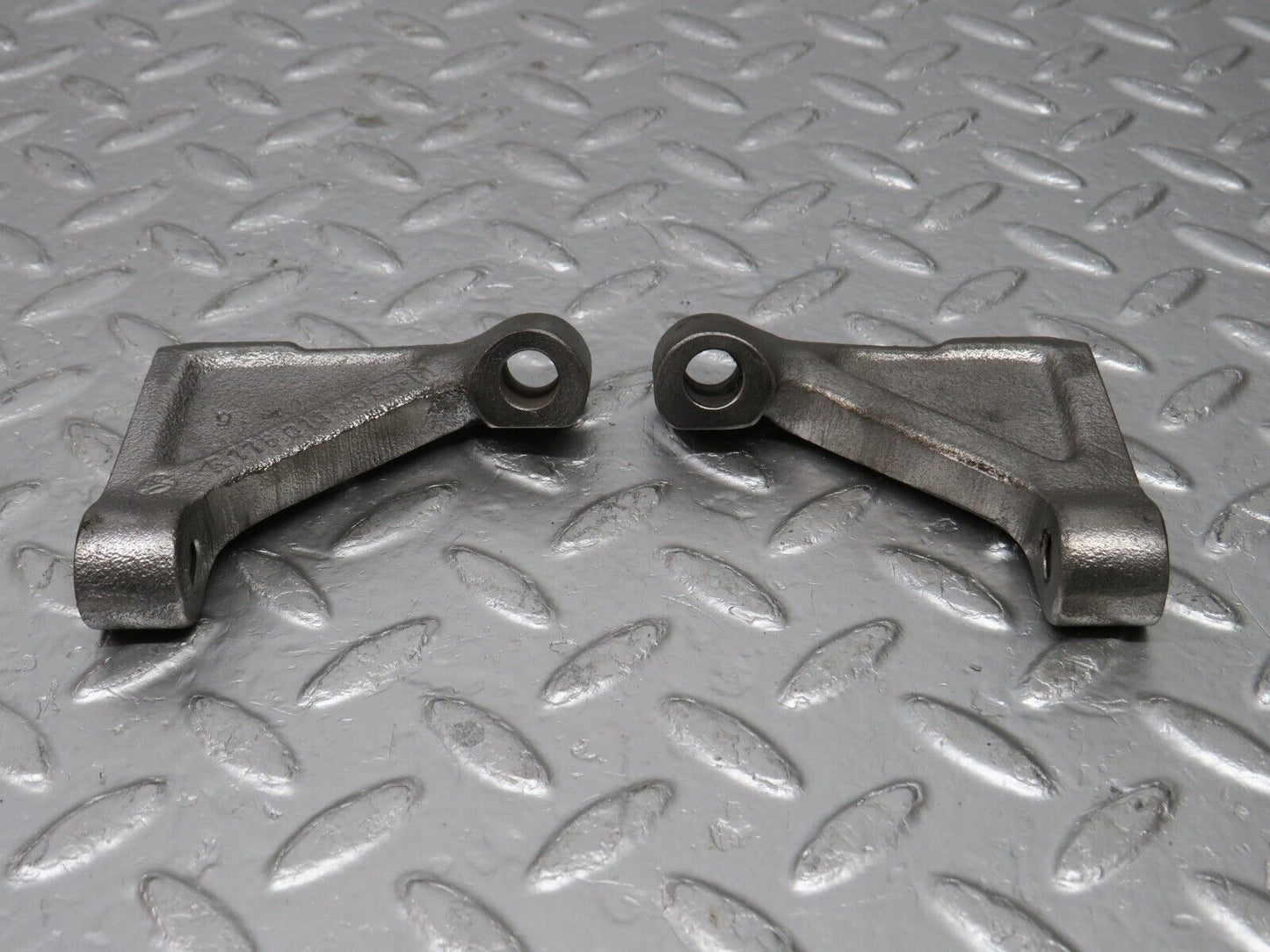 32952 Mercedes-Benz C107 R107 Engine Mount Bracket Pair 1160110895 1160110995