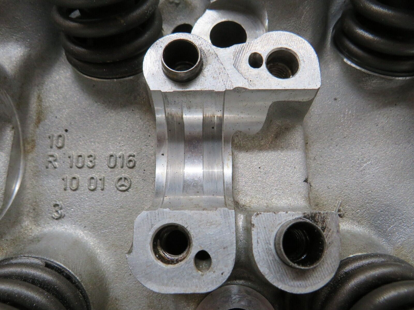32692 Mercedes-Benz S124 300TE Wagon Cylinder Head 1030161001