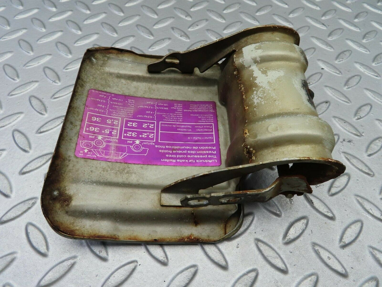 7203 Mercedes-Benz C107 350SLC Coupe Fuel Tank Flap Cap 1075840039